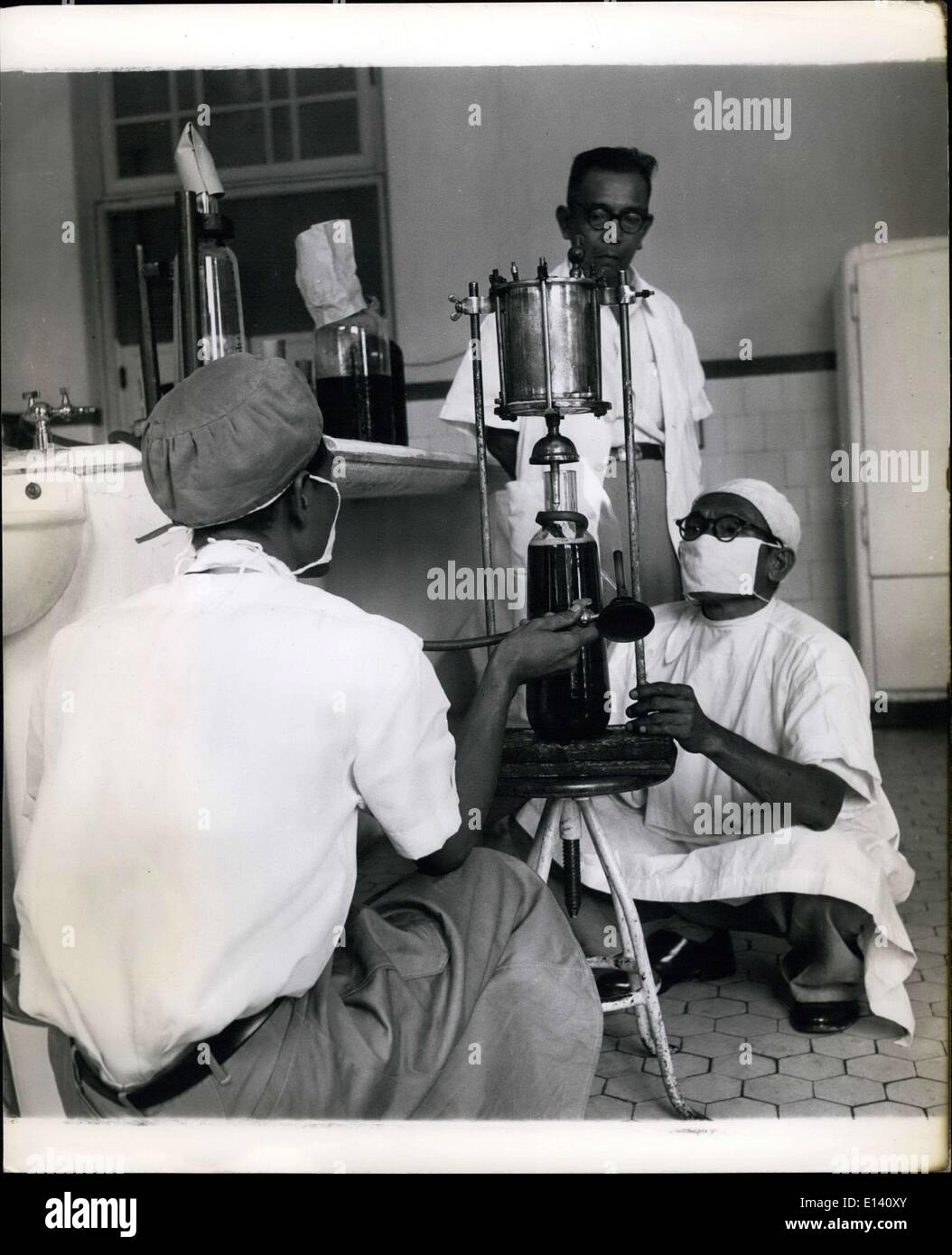 31 mars 2012 - Décisions du sérum anti-morsure de serpent à Bangkok. : Après avoir été en vertu de l'air sous pression dans un grand récipient en verre, le venin est chauffée par une flamme de gaz à commencer sa distillation, et il s'élève à un contenant de métal voit au-dessus du contenant de verre. Banque D'Images