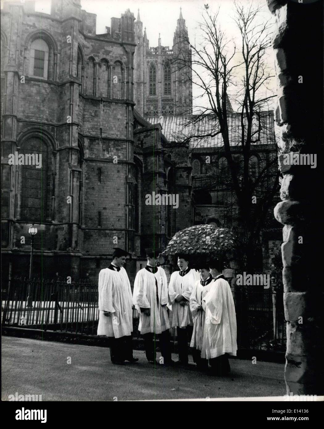 31 mars 2012 - la plus ancienne école publique de Grande-Bretagne, les boursiers King's Chat avant atins dans l'ombre de la cathédrale dont ils sont une partie historique : depuis 400 ans, ils ont assisté à des matins le dimanche et d'autres services dans leur chapelle, connue dans le monde comme la cathédrale de Canterbury. Chacun prête serment d'obéissance à un nouvel archevêque, et est admis à son bureau par le doyen. Banque D'Images