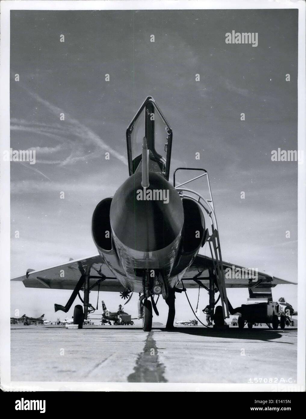 31 mars 2012 - à la dague prêt : chaque ligne de son Air Force F-102 Delta Dagger, un chasseur à réaction supersonique à ailes du 327thb Fighter-Interceptor Sqdn., George AFB, Californie., pointe vers le ciel. Une unité du commandement de la Défense aérienne, l'environnement bâti-support aide à la garde de la dague d'antenne sur Los Angeles et la région du sud de la Californie. Dans le ciel peut être vu la traînée d'autres avions à réaction. 1907 - 52 CM - anniversaire d'Or 1947. Banque D'Images