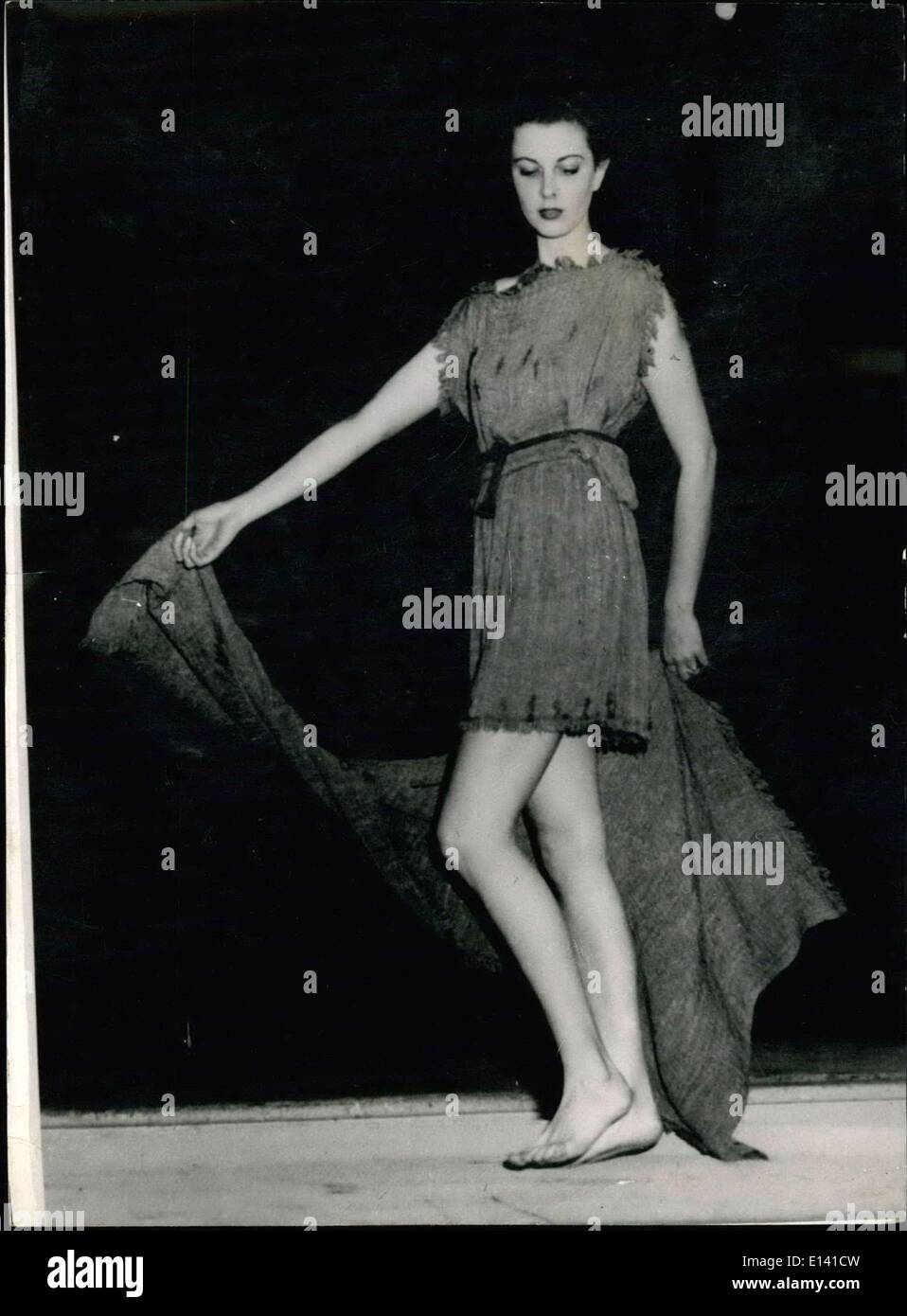 31 mars 2012 - Festival de ''Fashion'' Grec Grec au Royal National Theatre....La plage de costumes les classiques : le Théâtre National Royal Grec, Athènes a été récemment le théâtre de la ''Show de la mode grecque'' - en présence de la Reine et des Princes Louis de la Grèce... L'émission est de faire un tour des capitales du monde, commençant avec l'année nouvelle - 21 mars suivie par Paris et Londres.. L'affichage montre la mode grecque à travers les personnes âgées - porté par les dames de la société grecque....l'écran s'est terminée par la projection d'inspiré par les styles de costume national grec.. Banque D'Images