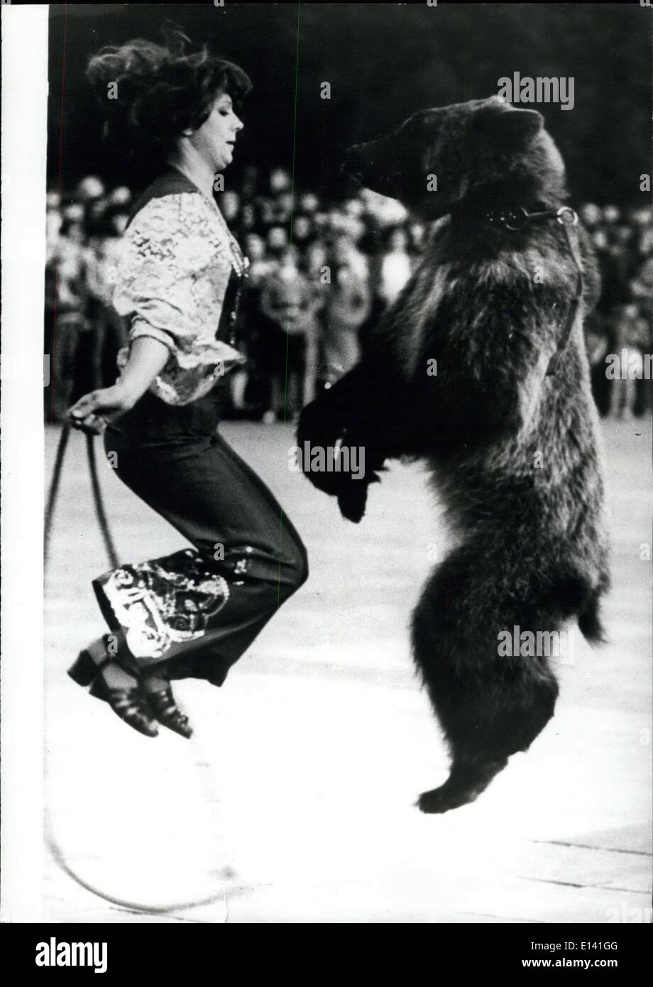 31 mars 2012 - Gagner une 'Bear' vie. : 'Michka' est le nom de cet ours, il était le modèle original de la Fédération de l'emblème des Jeux Olympiques. Maintenant elle est de retour avec son entraîneur, gagner sa vie pour vos réceptions les visiteurs de Moscou, Michka est très polyvalent, et un de ses exercices préférés saute comme vu ici. Banque D'Images