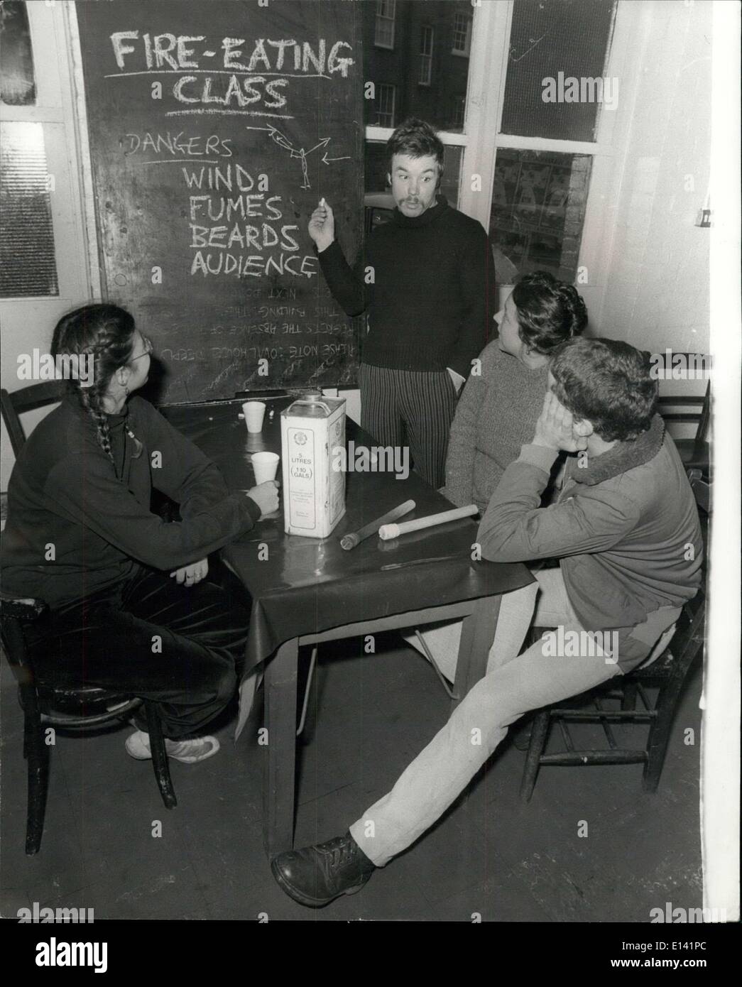 31 mars 2012 - un vif désir d'apprendre. Si vous avez toujours eu un désir ardent d'avoir un rendez-vous à manger, il y a maintenant une chance pour vous d'apprendre d'un expert. Bim Mason, un 26 ans Fringe Theatre et clown interprète, est l'exécution d'un atelier de week-end au London's Oval House theatre club. Ce n'est pas un art d'être traitée à la légère, cependant, comme lui-même a dû Bim l'abandonner un an et demi de pratique de la compétence conduit à six attaques de pneumonie, de sorte qu'il se concentre désormais sur l'enseignement des dragons en herbe Banque D'Images