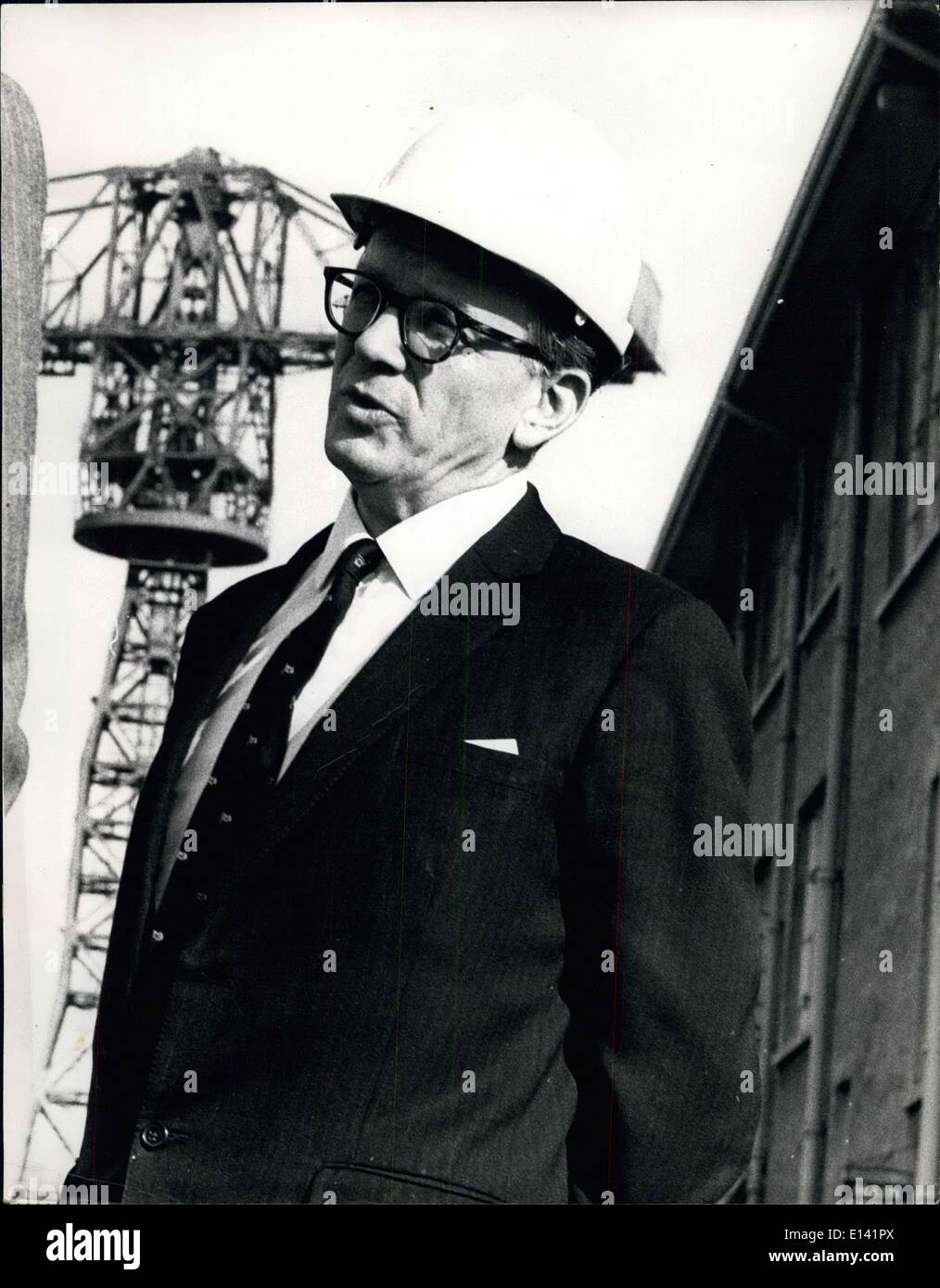 31 mars 2012 - ''l'autre''Clyde Shipbuilders. On ne peut être un homme ou une femme en Grande-Bretagne aujourd'hui qui n'est pas au courant de les hauts et les bas d'Ecosse de la région de Clyde-constructeurs de navires. Tous les jours, à travers les médias de la presse, de la radio et de la télévision l'segs continue. Mais pendant ce temps, à seulement quelques kilomètres de là, l'animation et l'expansion des chantiers de l'immeuble inférieur sont Clyde géant avec succès les navires. La plus évidente est le symbole de réussite énorme chevauchent-crane en construction à moindre Clyde's Scott Lithgow yard Banque D'Images