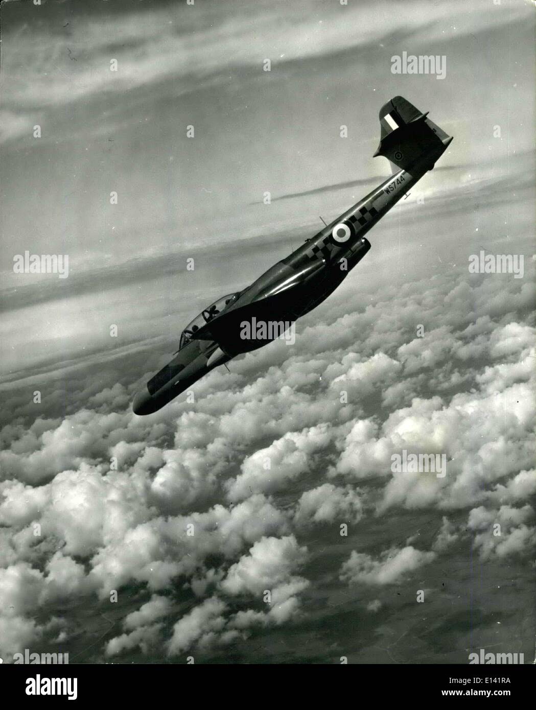 31 mars 2012 - La photo officielle (Ministère de l'air) délivré par l'administration centrale d'information, de Londres. Droits de la Couronne réservés. La version la plus rapide de la célèbre Meteor chasseur à réaction à être produits, la marque N.F. 14 chasseur de nuit, est maintenant dans la R.A.F. Service de l'escadron. Cette dernière Meteor, qui est maintenant remplace l'ancienne N.F. Modèle 11, a été décrite récemment par le secrétaire d'état de l'air(SEIGNEUR DE L'Isle et Dudley), c. r., en tant que chasseur de nuit le plus efficace qui existe. Les différences entre la N.F externe Banque D'Images