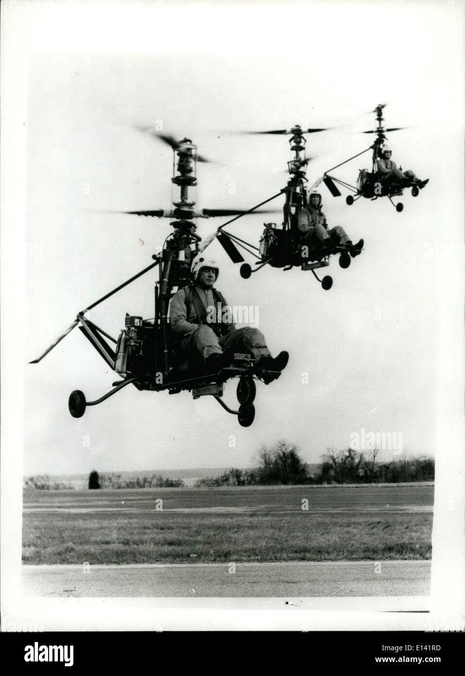 31 mars 2012 - ''Flying Leathernecks'' en test. Un homme ''Rotorcycles''. Trois hélicoptères Marine Corps un homme connu comme ''Flying Leathernecks'' preuve de leur stabilité et de capacités de vol stationnaire au cours de l'aéronef eveluations tactique à l'École du Corps des Marines, Quantico, en Virginie. Appelé YRON-1, le nouveau ''Rotorcycle'' est en cours de test pour lutter contre l'utilisation dans la mesure du possible , de reconnaissance, d'observation et de messagerie de missions d'appui logistique limitée. La machine pèse environ 440 livres vide est capable de transporter une charge utile de 250 livres, et a une vitesse d'environ 70 à 13 mph Banque D'Images