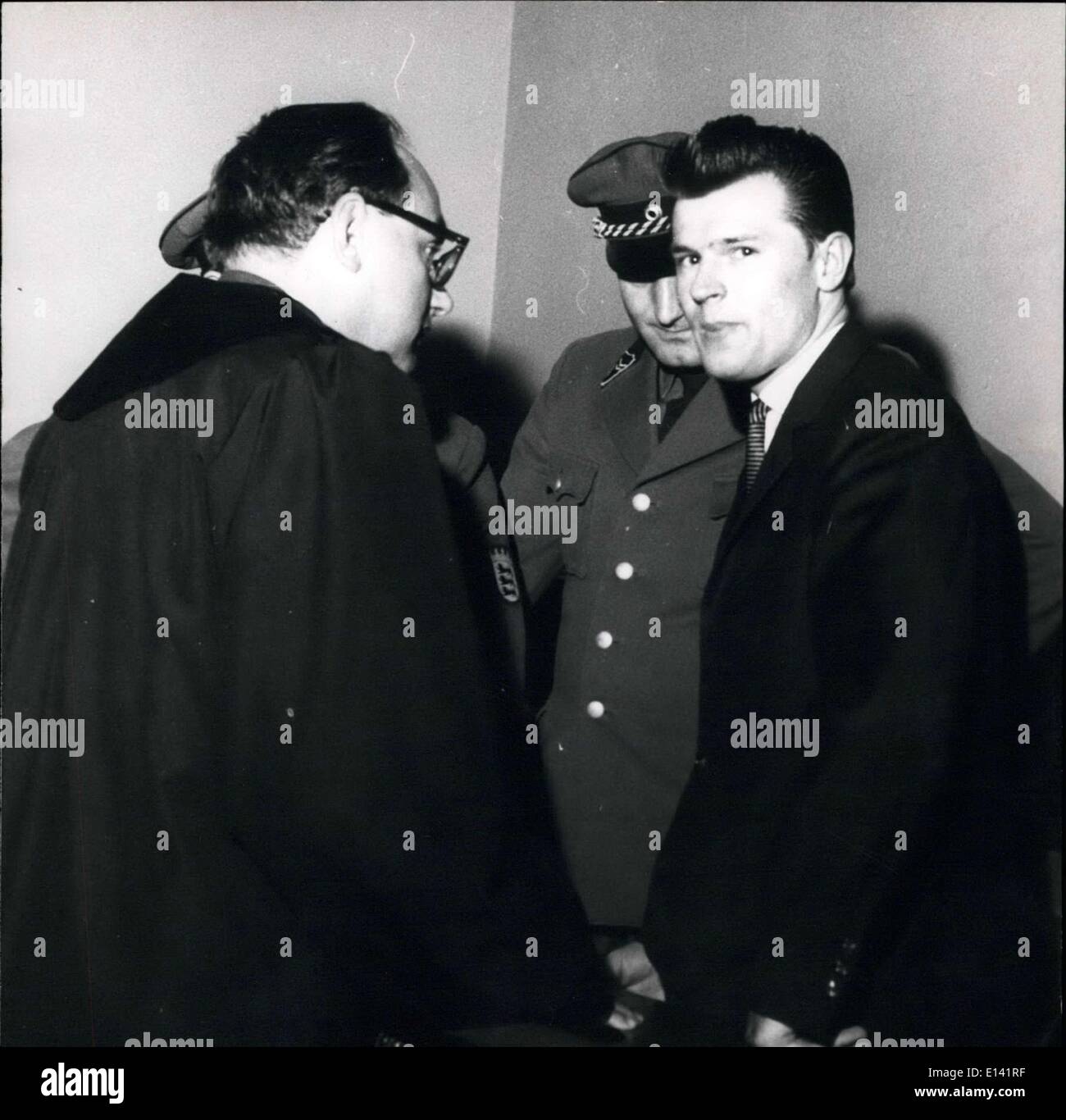 31 mars 2012 - 15 mois d'emprisonnement pour Hanke : Hier (11.10.) Fritz Hanke (22) a été condamné à 15 mois de prison par la Cour d'Assises de Stuttgart. L'arrêt est que Hanke a essayé de tuer une personne par un homicide. Il a abattu le 5 juin 1962 sur un réfugié près de Schierke dans le Harz sur la frontiere entre l'Est et l'ouest de l'Allemagne. Hanke était à l'époque membre de l'Armée de l'Ulbricht-Dictatorship, et a plus tard sauvé lui-même. Photo montre Hanke après le prononcé de la peine avec son défenseur Oteter Konig. Banque D'Images