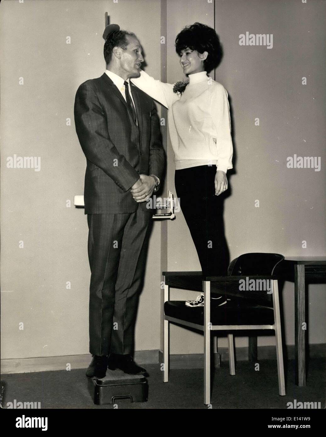 31 mars 2012 - Nouveau club de santé à Londres : le Westside Club de santé, le plus récent et le plus luxueux à maintenir la forme, centre du jeudi (10 mars), à 201-207 Kensington High Street. Construit et équipé au coût de plusieurs milliers de livres sterling, le club est conçu pour plaire aux hommes et femmes de tous âges. Parmi les nombreux équipements que le club dispose du chauffage central sont un sauna, douches individuelles, d'un hammam et de vestiaires, les masseuses et résident tous les équipements les plus récents Banque D'Images