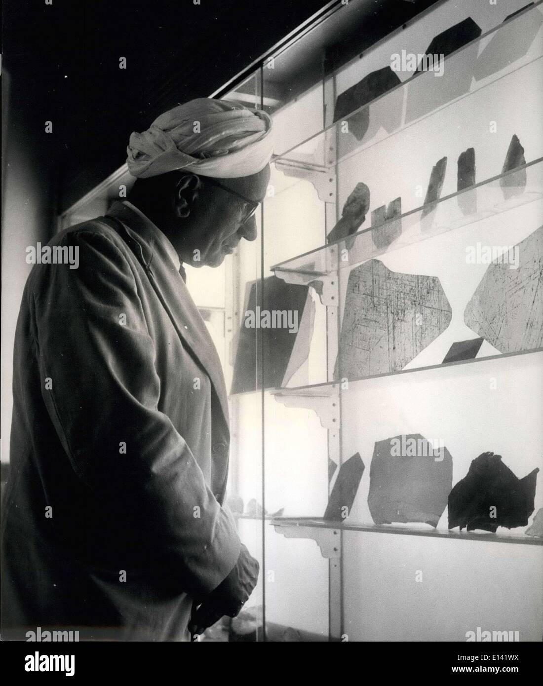 31 mars 2012 - L'Inde scientifique évolue Nouvelle théorie sur les diamants il y a quatre espèces de la pierre la plus précieuse au monde. Années d'études dans son laboratoire ont conduit Sir C.V.Raman, scientifique de renommée mondiale, de déclarer une nouvelle théorie sur les diamants. Ce lauréat du prix Nobel, dont le nom complet est Raja-sabhabhushana Bharata Ratna Sir Chandrasekhara Venkata Raman ac., récent lauréat du prix Lénine pour la paix et découvreur de la spectre Raman et de nombreux progrès chimiques d'utilisation dans l'industrie pétrolière, les revendications qu'il y a quatre et non pas un seul type de diamond Banque D'Images