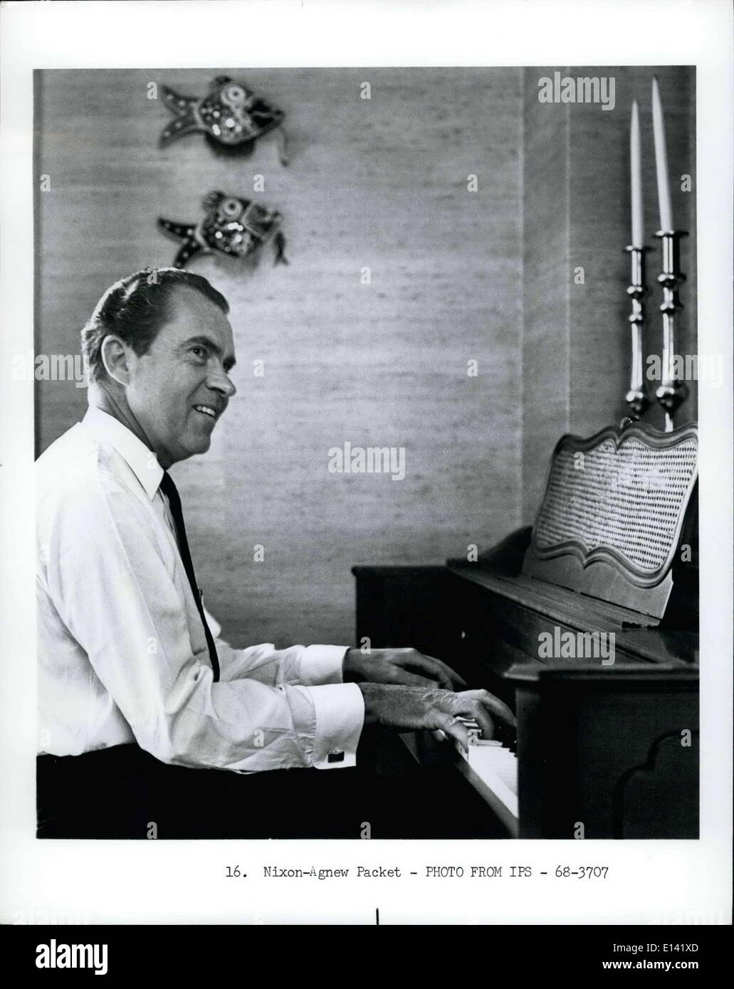 31 mars 2012 - L'une des formes préférées de Richard Nixon de détente est à l'écoute de musique classique et semi-classique de la musique et jouer du piano, comme il le fait ici dans son appartement de la ville de New York. Banque D'Images