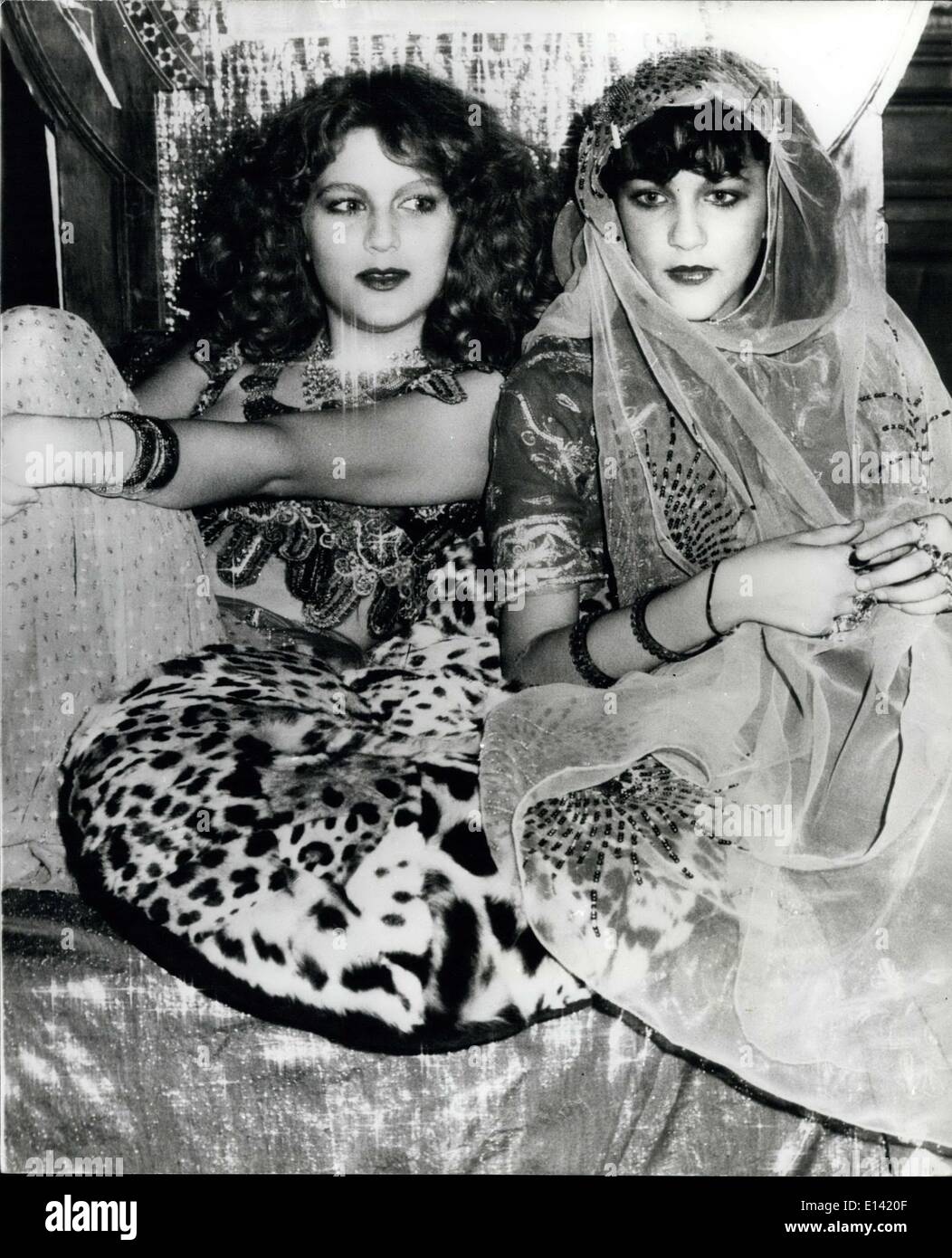 Mar. 31, 2012 - bataille pour l'amour des Filles de l'acteur Tony Curtis Tony Curtis' ex-épouse Christine Kaufman a radicalement arraché ses deux filles de leur père de Los Angeles accueil. Les deux filles, Alexandra, 16 ans, et Allegra, 14, a demandé à être «scued'' déclare que son père, qui a la garde des enfants pendant 12 ans, a été beaucoup d'alcool et des drogues. Le mois dernier, les sœurs s'est rendu à Munich pour vivre avec leur mère et son mari actuel. Curtis est dit être appuyée par sa carrière chancelante et recevoir des soins psychiatriques Banque D'Images