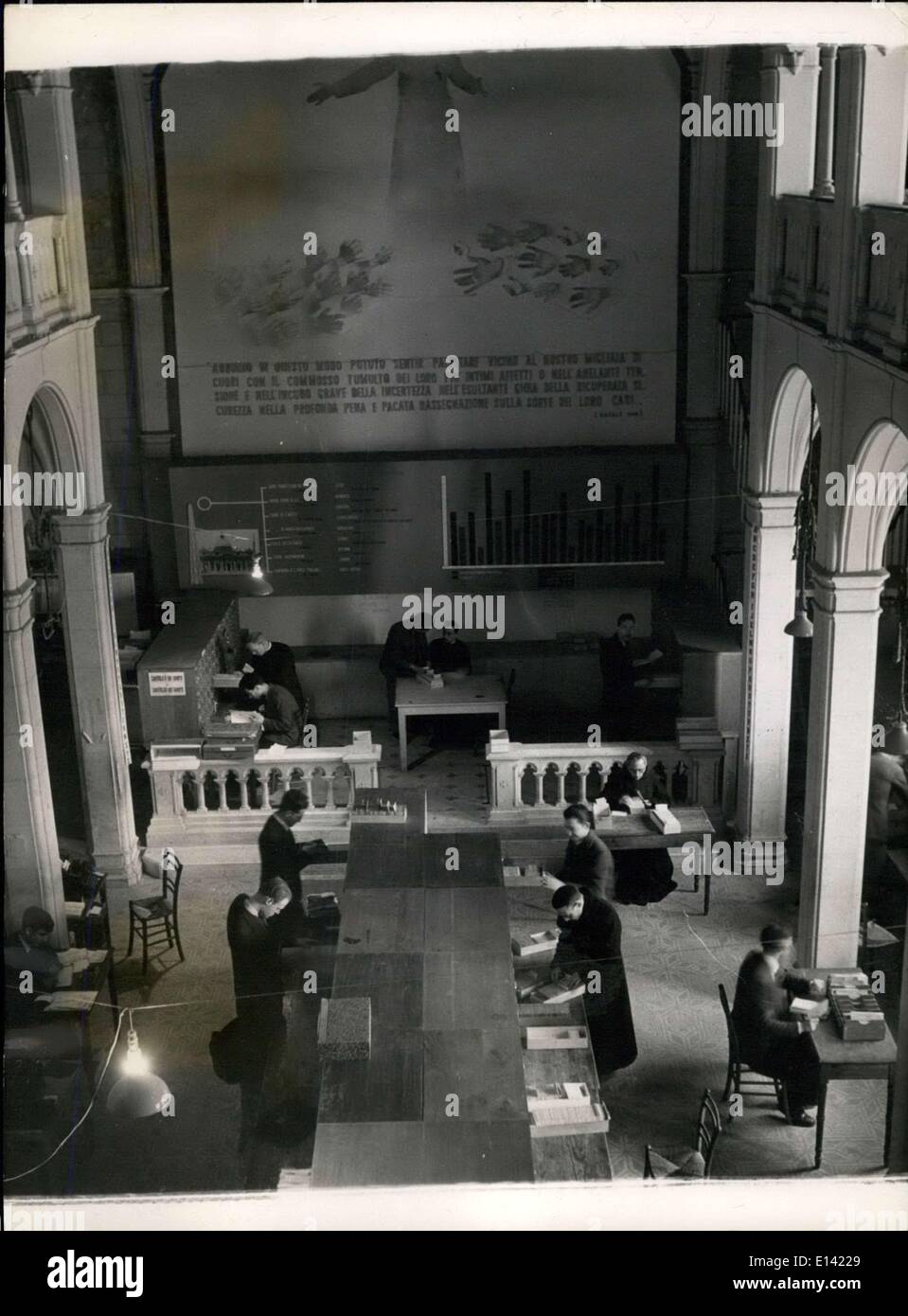 31 mars 2012 - Vu de l'aLofty Vantage une peinture d'une chambre de l'enquête Ministère au Vatican. Sous la fresque (représentant le Pape prie pour la paix - peint pendant la guerre) un moine Capucine prate entre une lettre. Banque D'Images