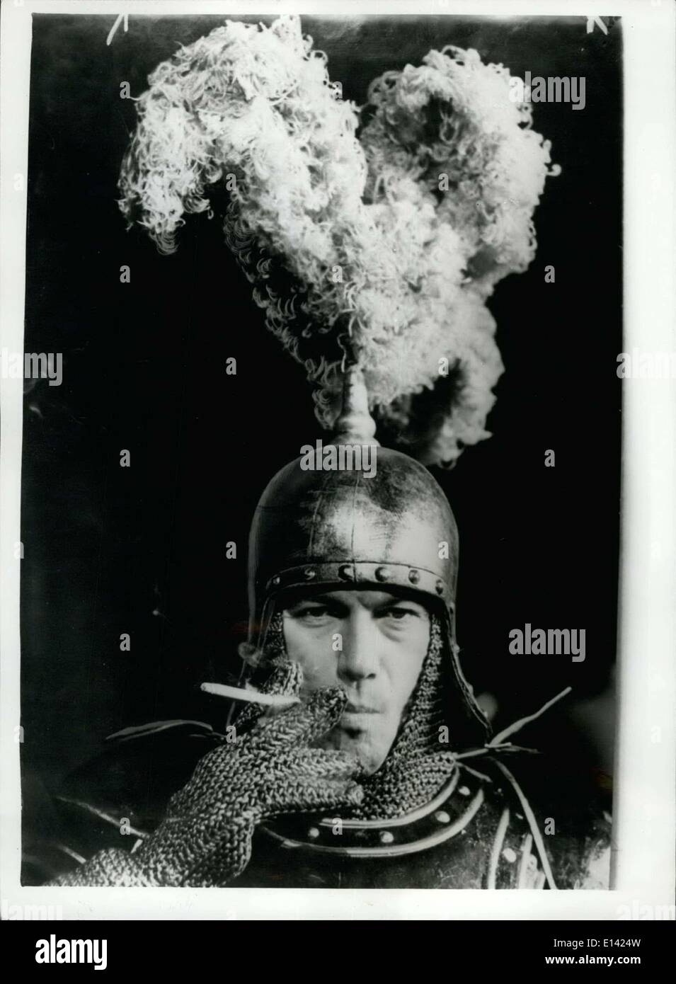 31 mars 2012 - ''King Arthur'' - Fumer une cigarette King - Taille : l'acteur Laurence Harvey vu comme il fume une cigarette de taille moyenne - au cours d'une pause dans les répétitions de la comédie musicale ''Camelot'' qui s'ouvre au Theatre Royal, Drury Lane la semaine prochaine (mercredi).. Laurence Harvey joue le rôle du Roi Aurthur dans ce succès de Broadway sur les Chevaliers de la Table ronde. Banque D'Images