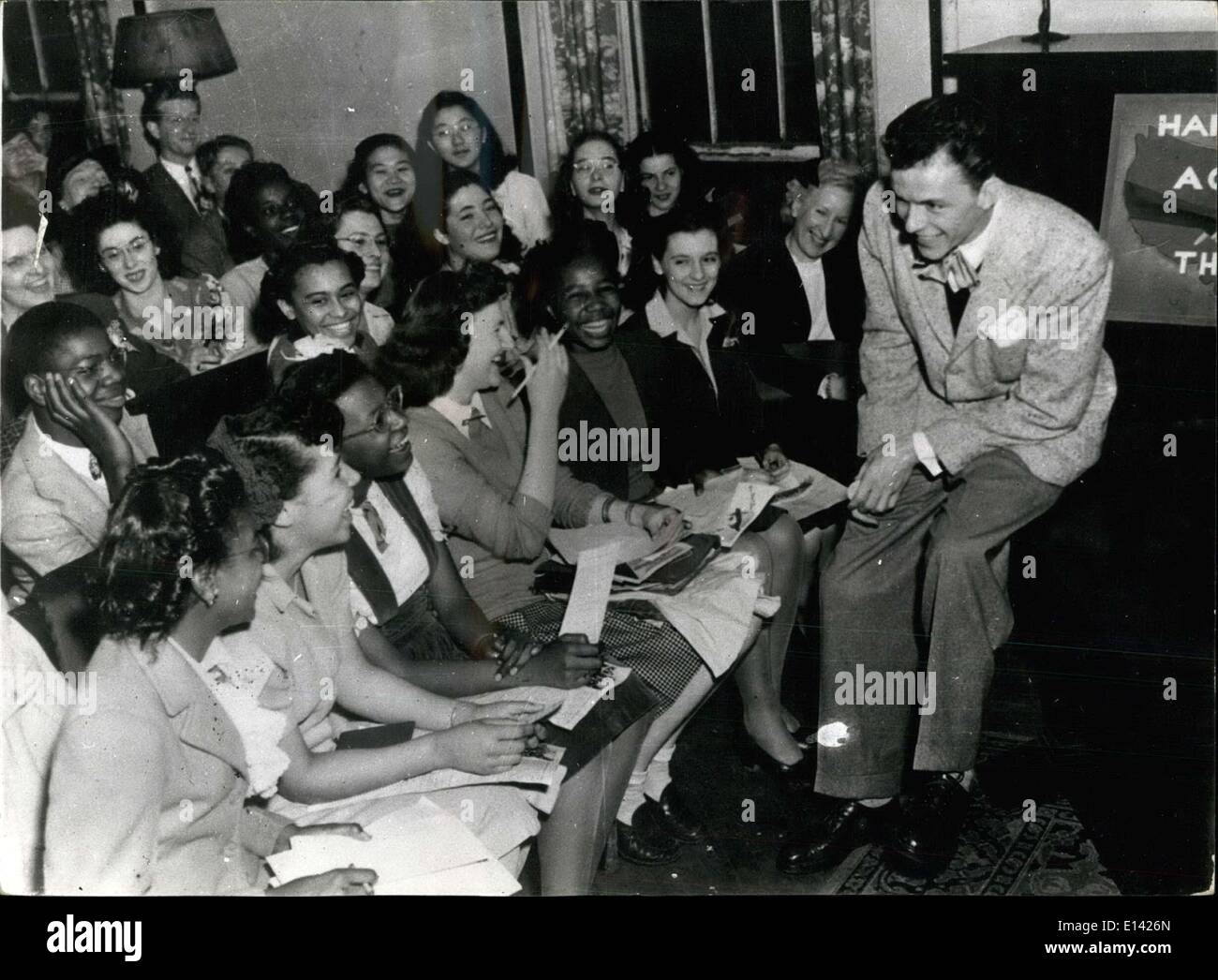 31 mars 2012 - ''La voix'' Tours Academic... Frank Sinatra -- le célèbre ''Voice'' de la radio et de sen, est montré un adressage Banque D'Images