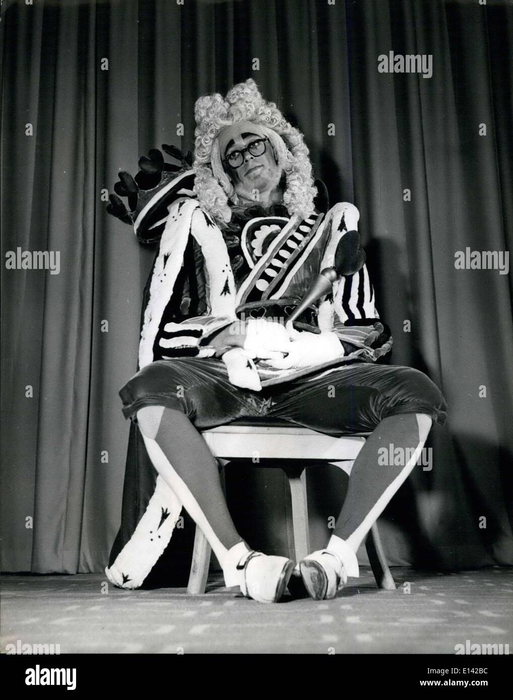 31 mars 2012 - Le Roi qui est grande plume, il est ''Le Roi de Cœur'' joué par Peter White.. : ''Alice in Wonderland'' nouveau Festival Ballet, du London Festival Ballet ouvre sa nouvelle saison au Royal Festival Hall avec une première mondiale du nouveau ballet ''Alice in Wonderland'', un ballet en deux actes. La chorégraphie est de Michael Charnley, musique de Joesph Horovitz et décor par Kenneth Rowll. Les trois créateurs de ce ballet sont tous de jeunes hommes, l'aîné étant seulement 26 Banque D'Images