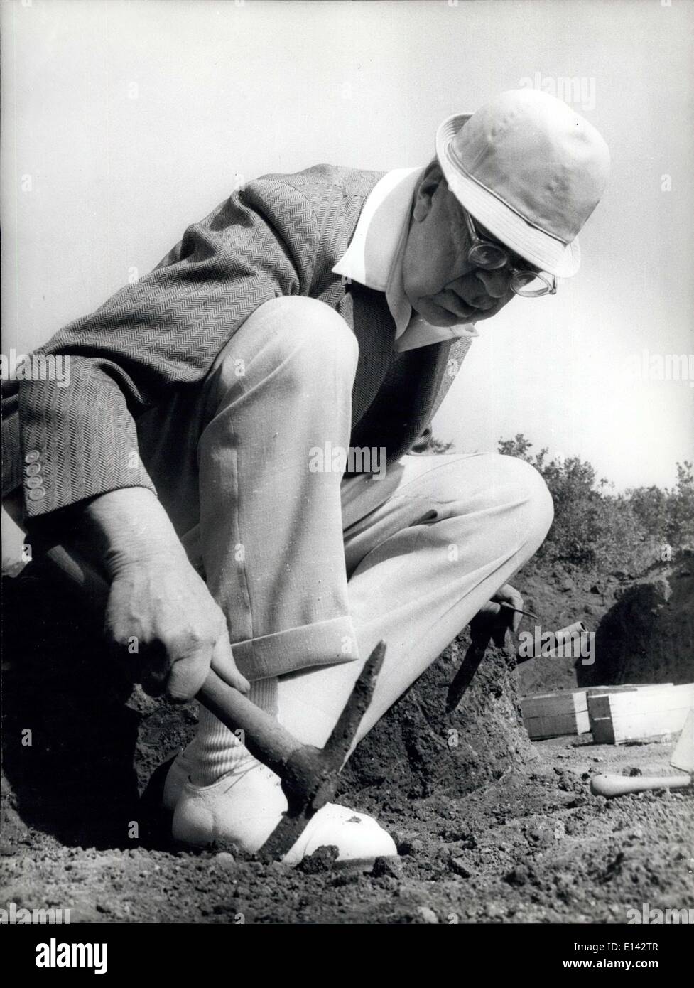 Avril 04, 2012 - Le Roi Gustave Adolphe de Suède ont tenu une conférence de presse sur les fouilles qu'il fait à l'Acqua Rossa près de Viterbe (environ 100 km de Rome). La zone a été habitée par l'ancien peuple des Etrusques et le sous-sol est riche de découvertes archéologiques intéressantes. Le roi Gustav chaque année est de passer ses vacances d'été à Italya. OPS : Le Roi Gustav vu au cours de l'excavation. Banque D'Images