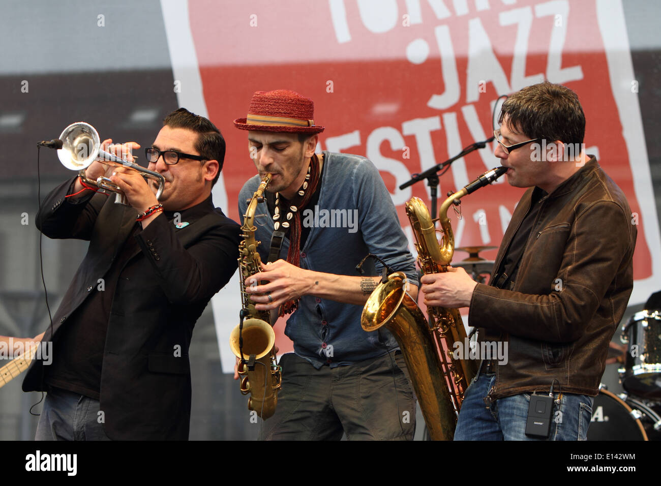 Roy Paci (trompette, à gauche) joue avec Guglielmo Pagnozzi (saxophone alto, au centre) et Marco Motta (saxophone baryton, à droite). Banque D'Images