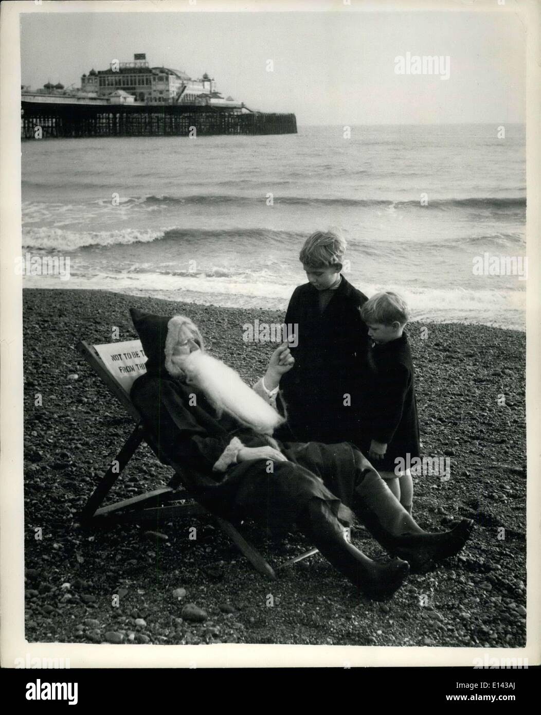 Avril 04, 2012 - SANTA-VA JUSQU'À LA MER...DE SOLEIL SUR LA PLAGE À BRIGHTON...avec moins de trois semaines de Noël - le Père Noël de 1953 sont trouver des choses très difficile, grâce à leurs vêtements lourds et les barbes-chaud inhabituel météo décembre...Robin Heanley et ses sept ans, frère Robert n'étaient plus qu'un peu surpris quand ils sont arrivés à travers le Père Noël lui-même en forme de vieux Fred Neil se reposer dans une chaise longue sur la plage de Brighton, Sussex.Fred prend sur les devoirs du père Noël chaque Noël-et jamais dans l'histoire peut être n'oubliez pas un tel accueil chaleureux de décembre. Banque D'Images