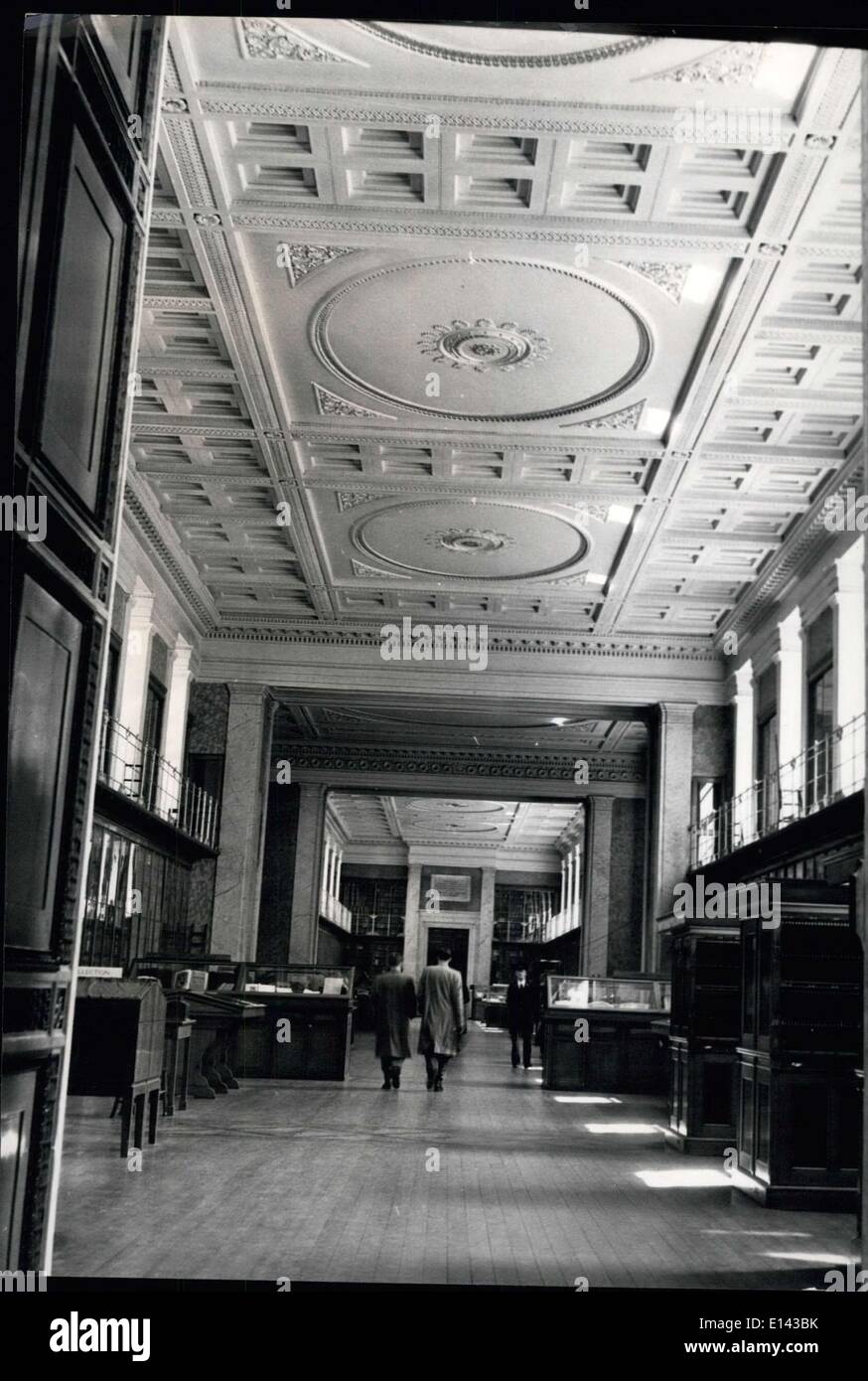 Avril 04, 2012 - Le British Museum : La Bibliothèque du Roi : la célèbre bibliothèque recueillis par George III a été présenté par George IV en 1823 et est maintenant installé dans une salle spéciale construite pour elle. En cas de mur non seulement les livres du monarque mais manuscrits orientaux et les premiers exemples de l'impression Chinoise, et les premiers exemples d'expositions travail de reliure. La chambre, construit monsieur. Robert Smirke est la première partie de l'édifice actuel. Banque D'Images