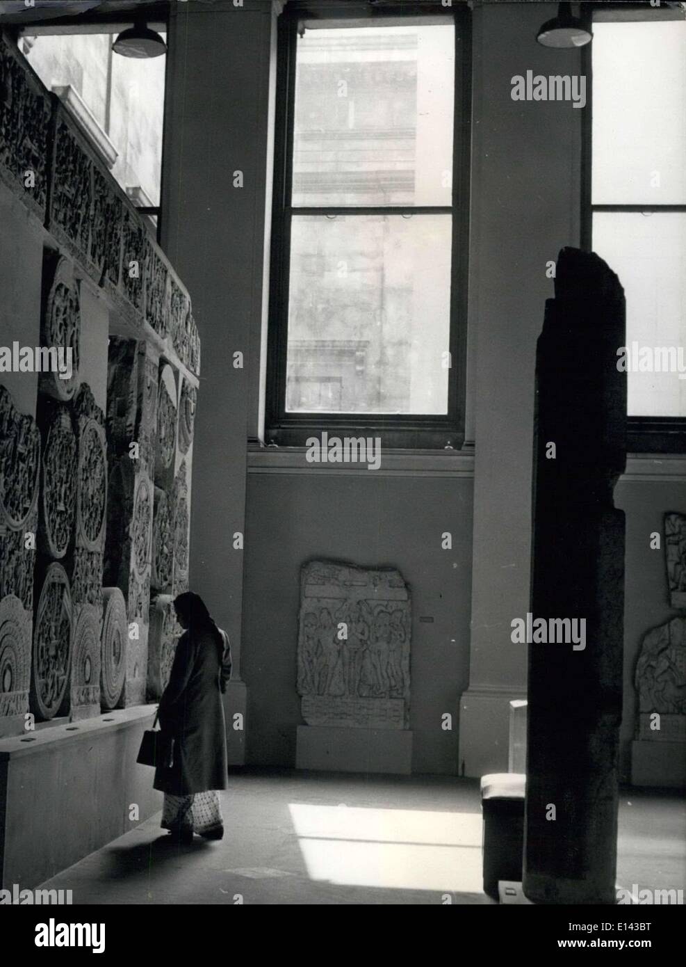 Avril 04, 2012 - L'orient l'oriental études au British Museum : Un oriental visiteur dans le hall principal de la section d'études un grand Rail qui entouré les Stups bouddhiste (cimetière) à Amaravati, S. L'Inde, dans le 2/3ème siècles A.D. Banque D'Images Avril 04, 2012 - L'orient l'oriental études au British Museum : Un oriental visiteur dans le hall principal de la section d'études un grand Rail qui entouré les Stups bouddhiste (cimetière) à Amaravati, S. L'Inde, dans le 2/3ème siècles A.D. Banque D'Images