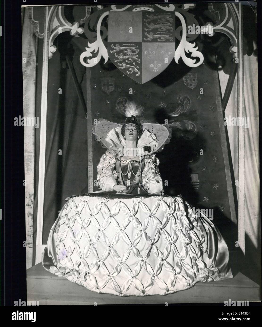 04 avril 2012 - Jo Anne Lee, que la reine Elizabeth I assis sur son trône. Elle est lecentre de la grande finale symbolisant l'âge élisabéthain dans la glace de la Pantomime à Wembley. Dressing un imprimeur - lorsqu'elle est en elle ne peut pas obtenir assez de 22 ans Jo Anne Lee de Durham, qui apparaît dans la glace de la pantomime ''sleeping Beauty'' à la piscine de Wembley, conclut qu'elle doit obtenir au stade plus tôt que sa collègue, la raison est qu'il faut plus de temps pour sa robe. Jo Anne prend la partie de la Reine Elizabeth I dans le grand âge élisabéthain Finale de l'émission Banque D'Images