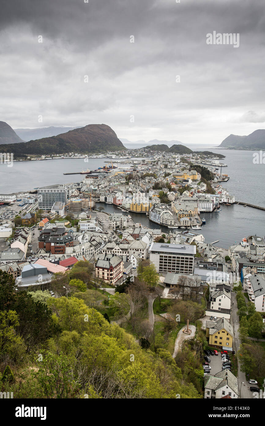 La Norvège, Alesund, vue sur le centre-ville historique de style Jugendstil en montagne Aksla. Site du patrimoine mondial de l'Unesco Banque D'Images