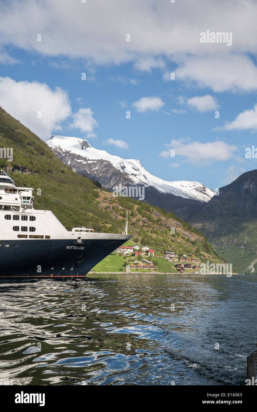 La Norvège, Geiranger, fjord de Geiranger. Vue sur village et montagnes. Bateau de croisière MS Rotterdam du Holland America Line Banque D'Images
