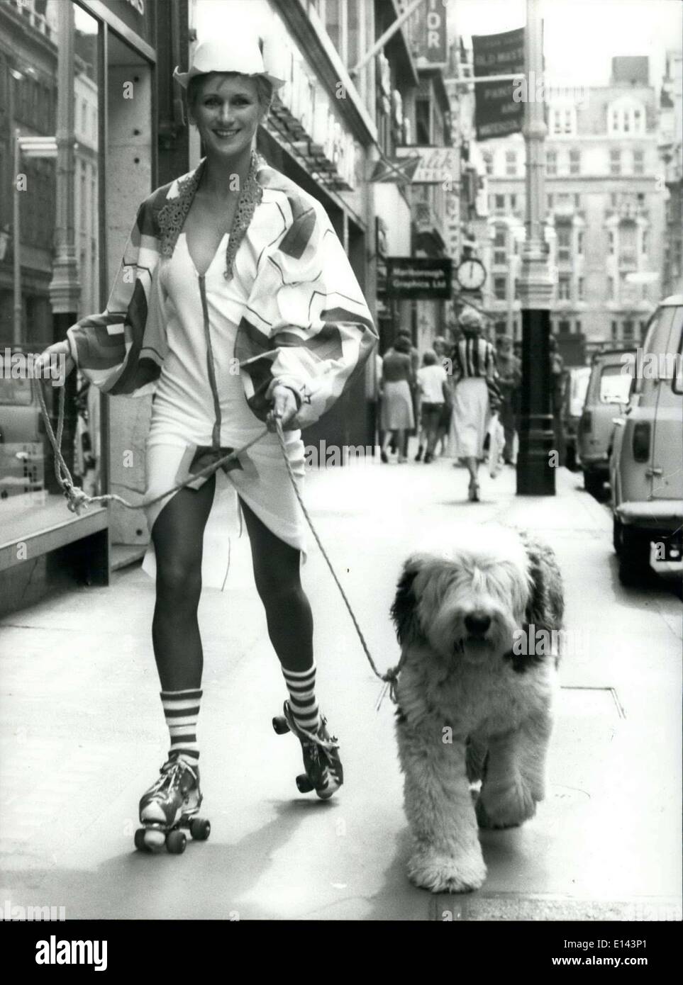 04 avril 2012 - Judith trouve un moyen : en raison de la densité du trafic dans le West End de Londres, Judith Lloyd star du film ''Exposition'', trouve sa beaucoup plus rapide de faire ses courses en patins, il donne aussi son animal de ''Fells'' un bon exercice. Banque D'Images