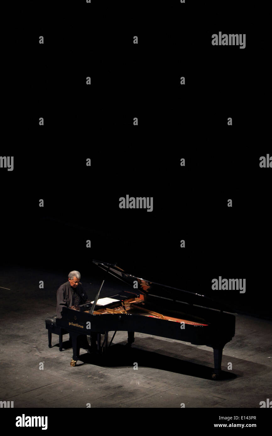 Le pianiste sud-africain Abdullah Ibrahim (né en 1934) sur scène avec son  piano de concert solo au cours de la Teatro Regio à Turin Photo Stock -  Alamy