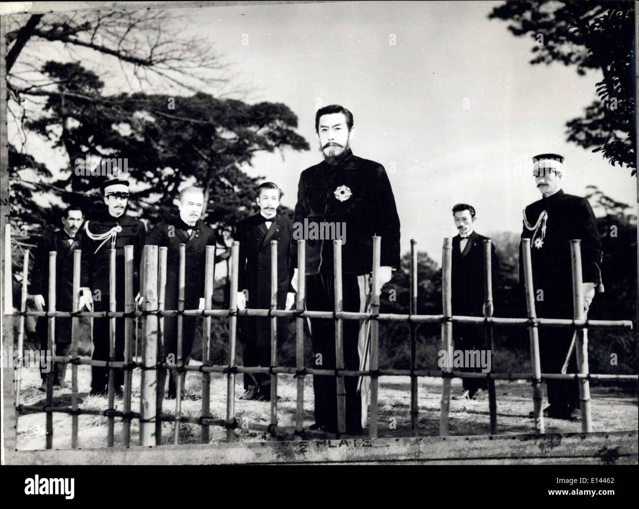 Avril 04, 2012 - L'Empereur Meiji dans les jardins de son lieu à Tokyo, en présence de ses principaux ministres et d'aide.Il contemple oh Banque D'Images