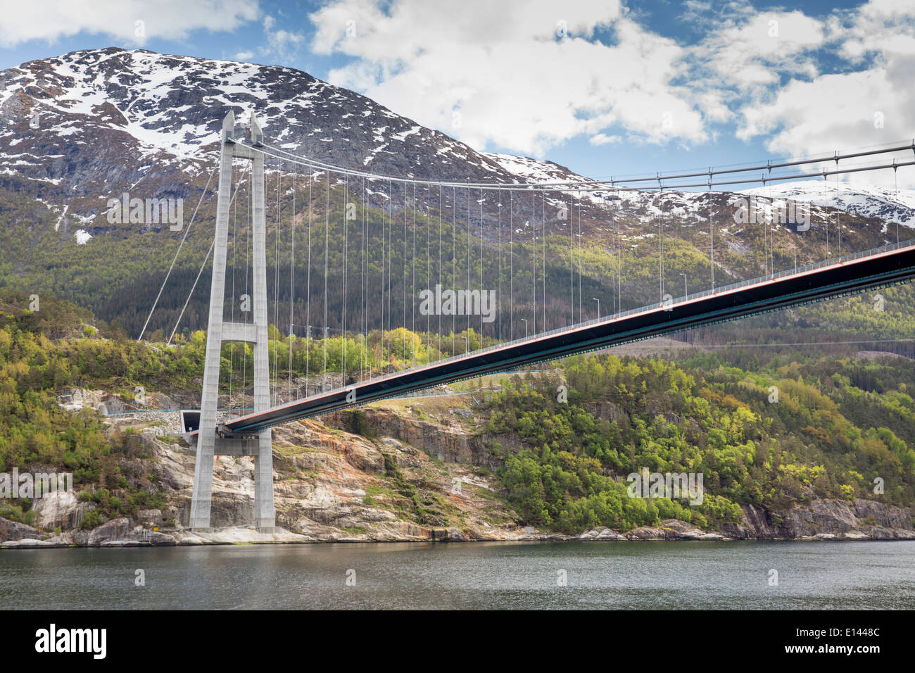 La Norvège, Eidfjord, pont au-dessus de fjord près de village Banque D'Images