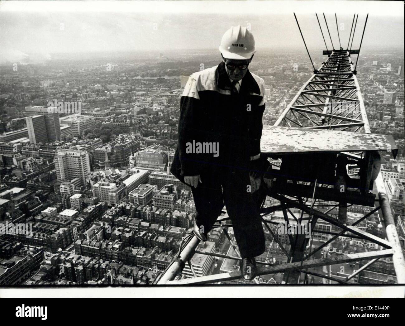 Avril 04, 2012 - Jim Illimitée - l'homme en haut : Avec-vous les pieds et la tête froide, Jimmy Wheelan se met au travail - 635-pieds. Comme conducteur de grue sur le nouveau musée et la tour radio off Tottenham Court Road à Londres, il a l'emploi. Hier, il a atteint la hauteur du succès - la cérémonie de l'achèvement du gros œuvre, qui a marqué l'achèvement de la structure. Pour Jimmy, 52 ans, irlandais, il signifiait la fin de trois ans de travail qu'il a hissé jusqu'à 15 000 tonnes de ciment, d'acier et verre Banque D'Images