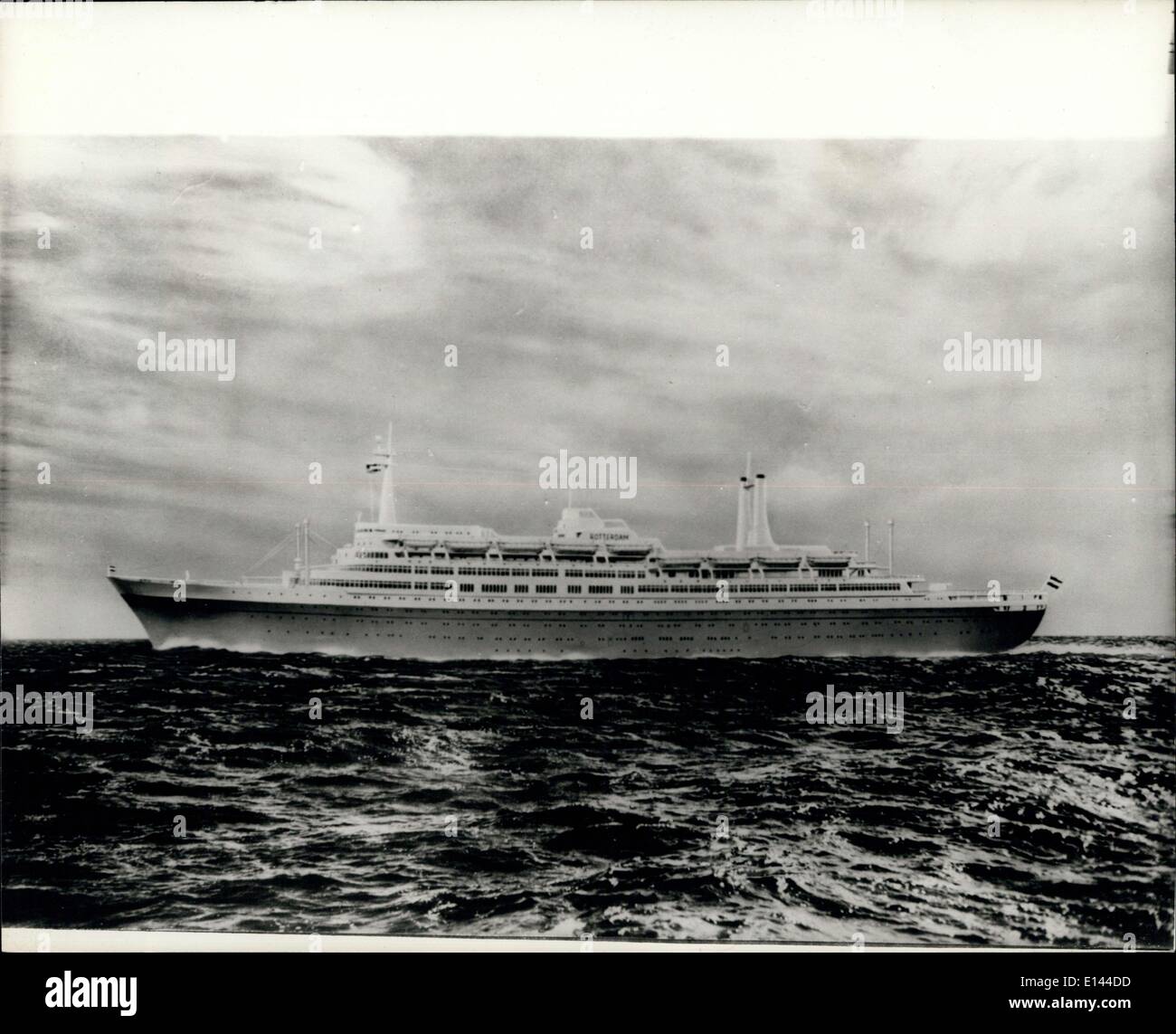 04 avril 2012 - La reine Juliana de lancer le S.S. Rotterdam : la reine Juliana des Pays-Bas est de lancer le s.s. Rotterdam, nouveau navire amiral de la paquebot, au chantiers de l'entreprise de l'arsenal de Rotterdam, le samedi 13 septembre. Le navire qui finira par avoir un tonnage d'environ 37 000, poids 18 500 tonnes au moment du lancement. La quille a été posée le 14. Décembre 1956, et elle devrait faire de son premier voyage à l'automne 1959 Banque D'Images