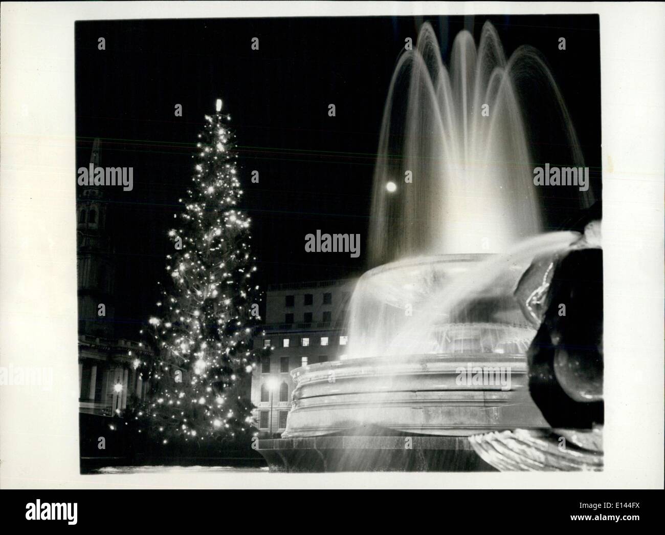 04 avril 2012 - L'arbre de Noël annuel de la Norvège est mis à Trafalgar Square. Banque D'Images