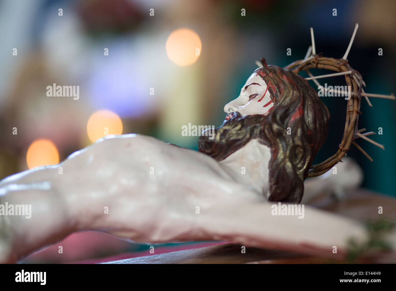 Sculpture de Jésus Christ sur la croix en cette période de Pâques. Banque D'Images