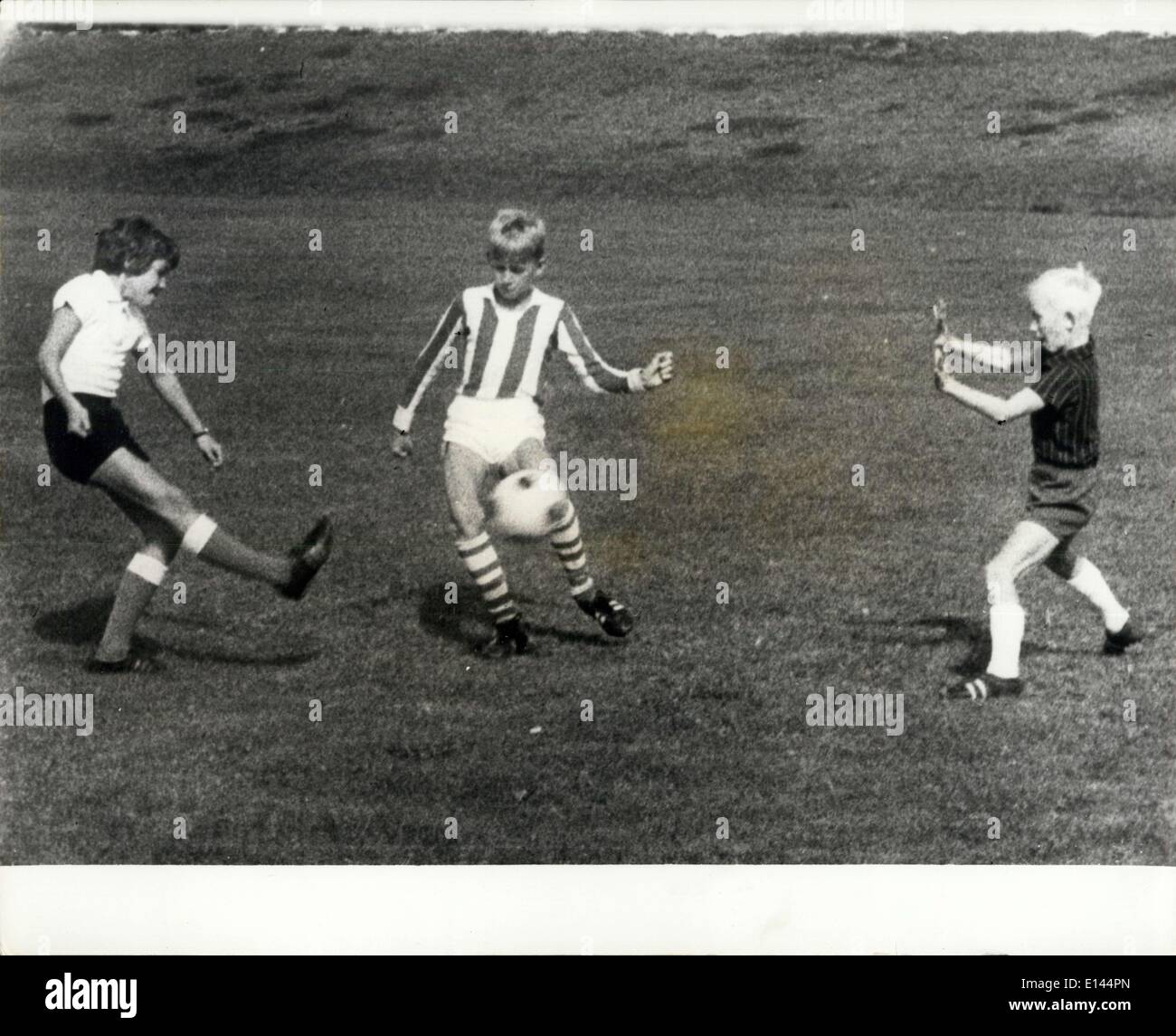 Avril 04, 2012 - elle est top Scorer - une équipe de football pour les garçons : 11-year-old Ulla Moerk Christensen, de petits villages des Galten, Jutland, Danemark, est très friand de jouer au football - et est l'avant centre pour Ballelups Galten équipe garçons, pour qui elle a marqué 14 buts en quatre matchs. Avant un match, les garçons en arrière, l'équipe adverse est moqué d'elle - mais après le jeu qu'ils objet car il y a une fille dans l'équipe - une fille qui connaît le chemin de but. Photo montre Ulla Moerk Christensen (à gauche) prend un coup, tout en jouant dans l'équipe garçons. Banque D'Images