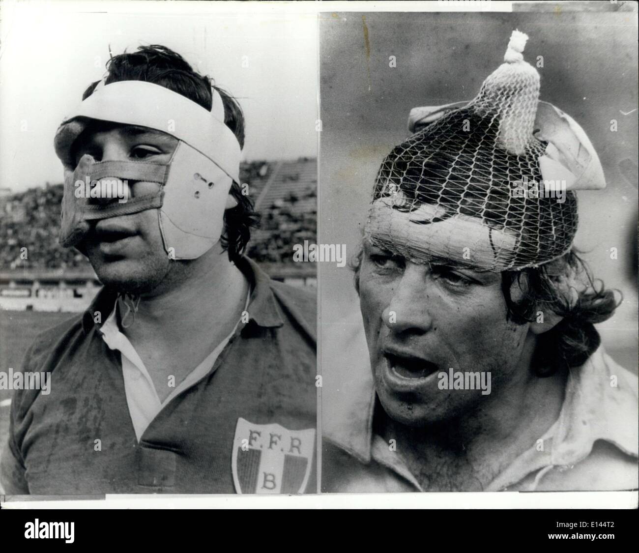 Avril 04, 2012 Rugby - va à leur tête. : deux différents types de couvre-chef porté lors d'une récente Italy-France B match de rugby à Rome. R. Palmic, de la France (à gauche), est le port d'un casque de protection - tandis que l'italien A. Bollesan est vu après avoir reçu une blessure à la tête. Banque D'Images