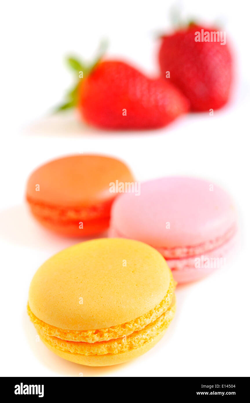 Certains macarons appétissants avec différentes saveurs et couleurs sur un fond blanc Banque D'Images