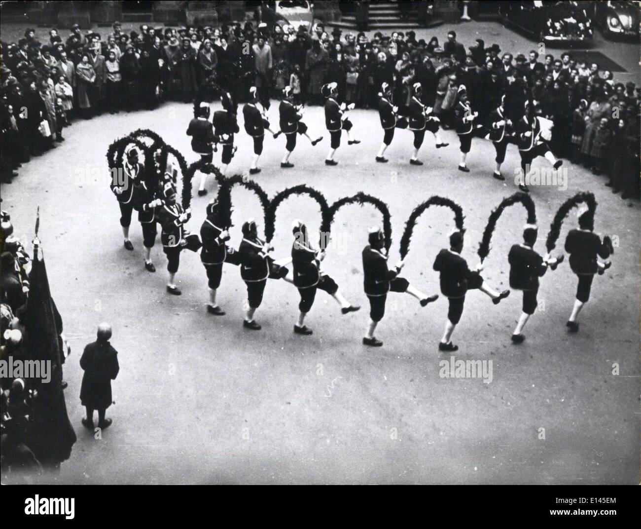 Avril 04, 2012 - La danse-Schaffler, seul lieu tous les sept ans, est l'un des événements les plus importants du folklore à Munich. Le ''chaffler'' sont des gens très importants pour la ville de la bière de Munich. Elles produisent les barils. Banque D'Images