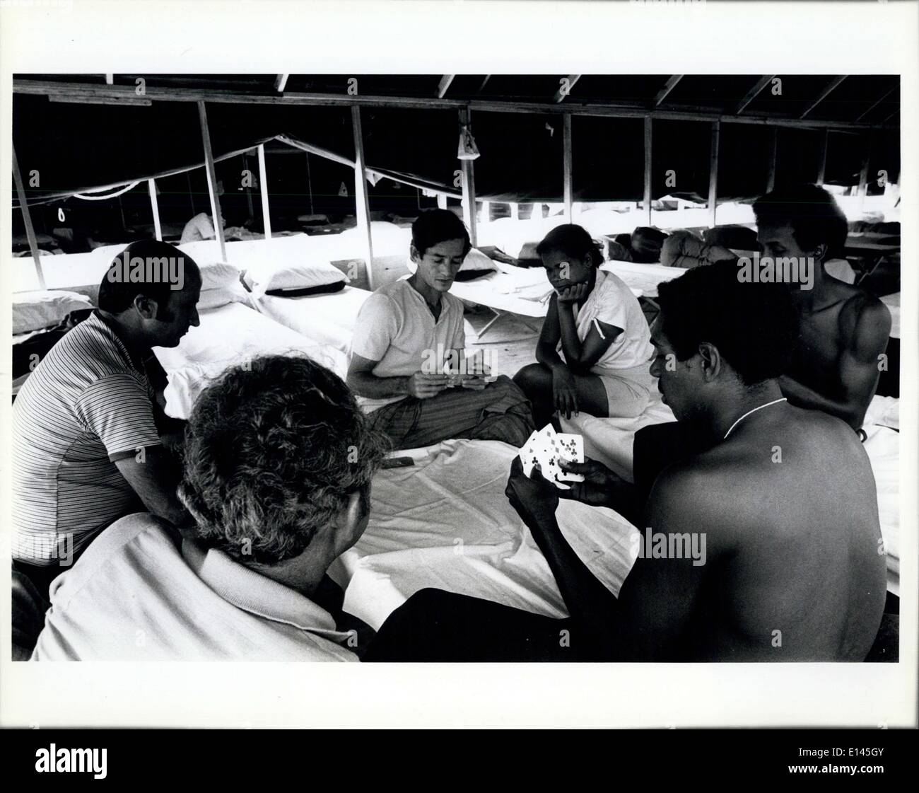 Avril 04, 2012 - les réfugiés cubains passer le temps dans la ville des tentes à Ft. Walton Beach par cartes à jouer. Banque D'Images