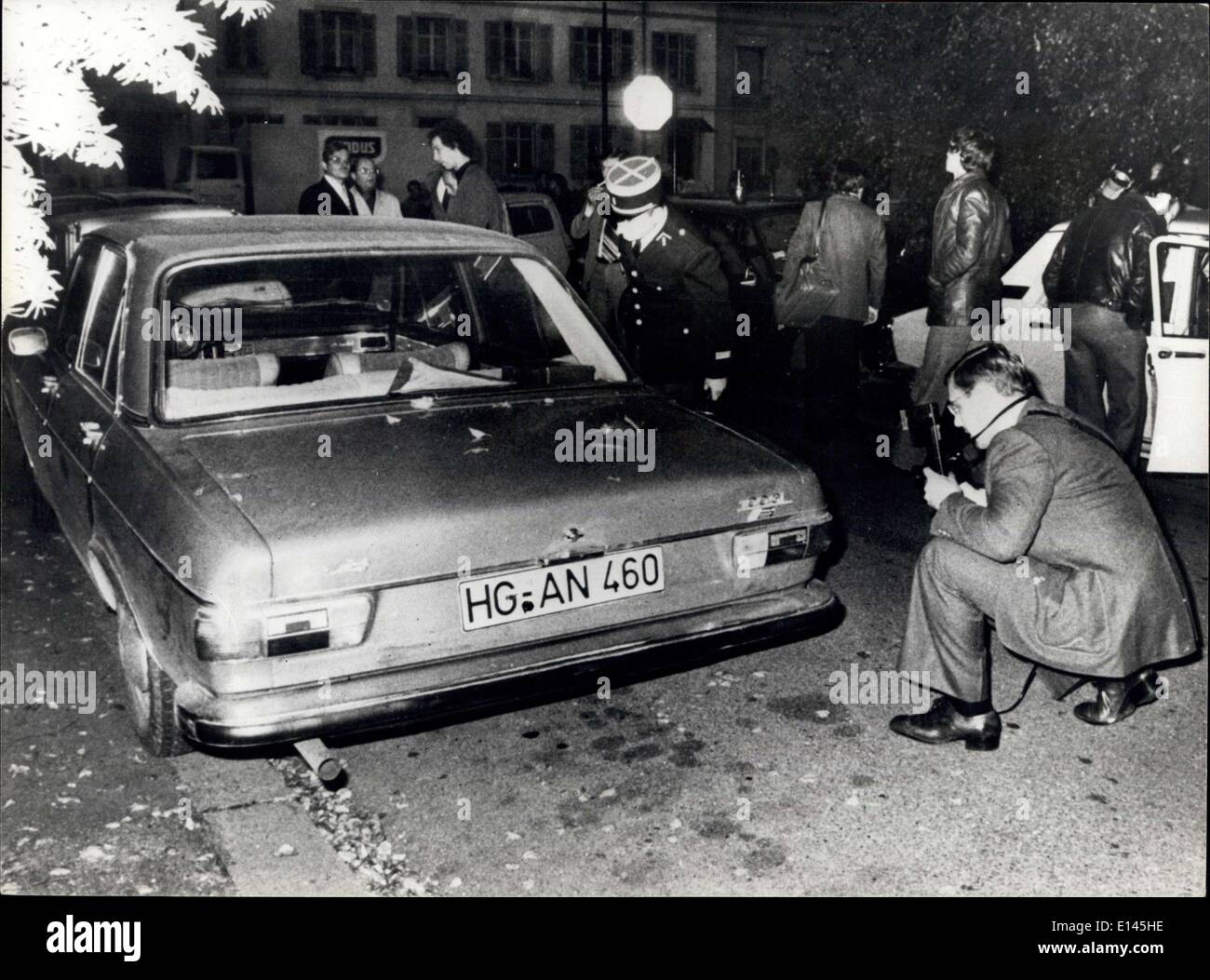 Avril 04, 2012 - octobre 1977 corps de M. Schleyer trouvés n coffre d'une voiture. Le corps d'Hanns-Martin Schleyer industriel kidnappé a été trouvé avec la gorge tranchée dans le coffre d'une voiture Audi immergées dans la ville française de Mulhouse, près de la frontière allemande. Photo montre : la police française et allemande d'examiner l'Audi voiture dans laquelle le corps de Schleyer a été trouvé. Banque D'Images