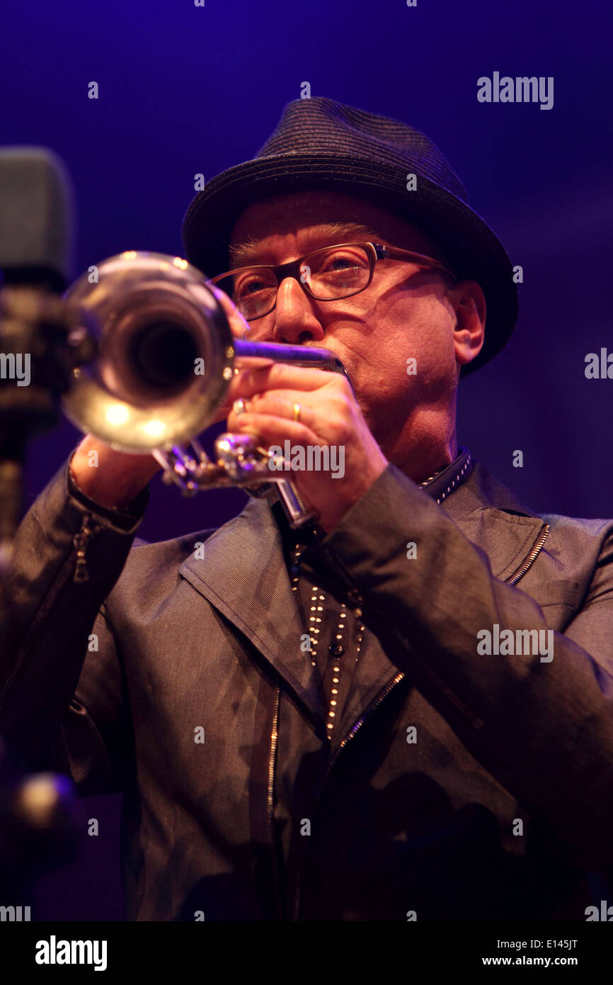 Le trompettiste de jazz américain Brian Lynch (né en 1956) en concert au Festival de jazz de Turin. Banque D'Images