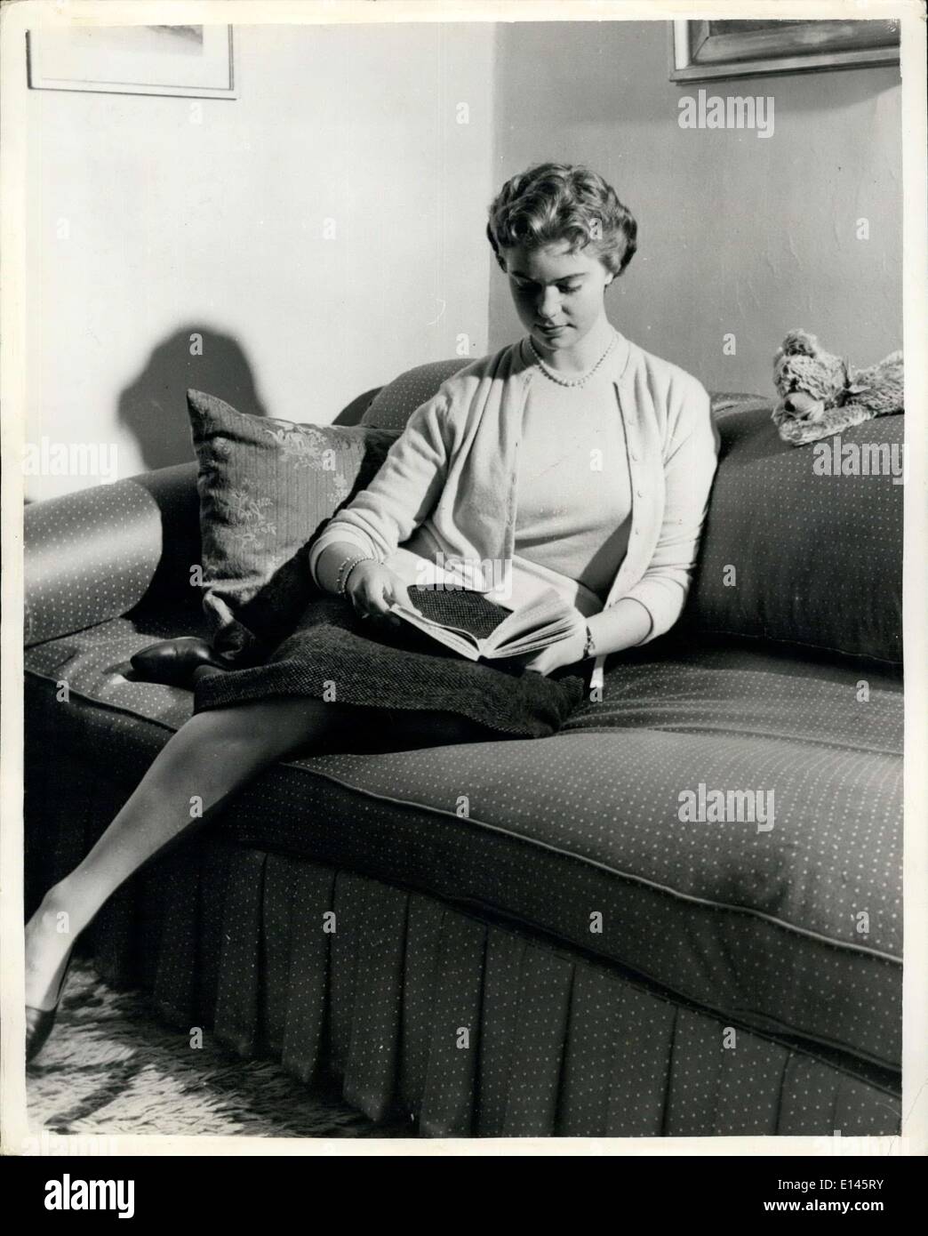 Avril 05, 2012 - La Princesse Margaretha fête son 20e anniversaire. Fille aînée de la princesse Sibylla de Suède. La princesse Margaretha de Suède, fille aînée de la princesse Sibylla et du prince Gustav Adolf fête son 20e anniversaire le 31 octobre et cette photo a été spécialement pris dans son appartement du Palais Royal de Stockholm, pour célébrer l'occasion. Photo : Keystone montre la Princesse Margaretha se détend avec un livre dans le palais à plat. Banque D'Images