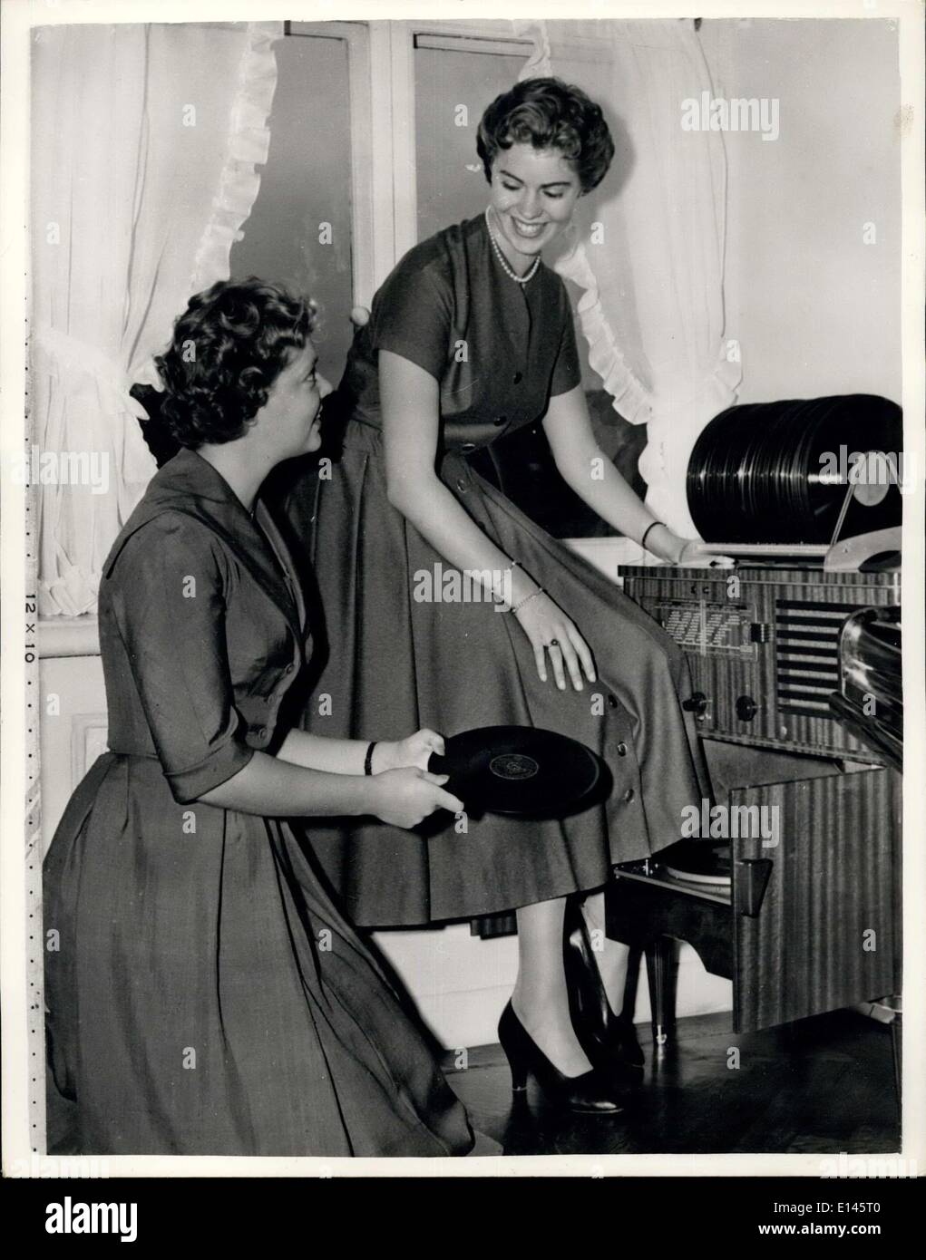Avril 05, 2012 - La Princesse Margaretha fête son 20e anniversaire. Fille aînée de la princesse Sibylla de Suède. La princesse Margaretha de Suède, fille aînée de la princesse Sibylla et du prince Gustav Adolf fête son 20e anniversaire le 31 octobre et cette photo a été spécialement pris dans son appartement du Palais Royal de Stockholm, pour célébrer l'occasion. Photo : Keystone montre la Princesse Margaretha (à droite) avec sa plus jeune sœur Princesse Birgitta discuter de dossiers dans le palais à plat. Banque D'Images