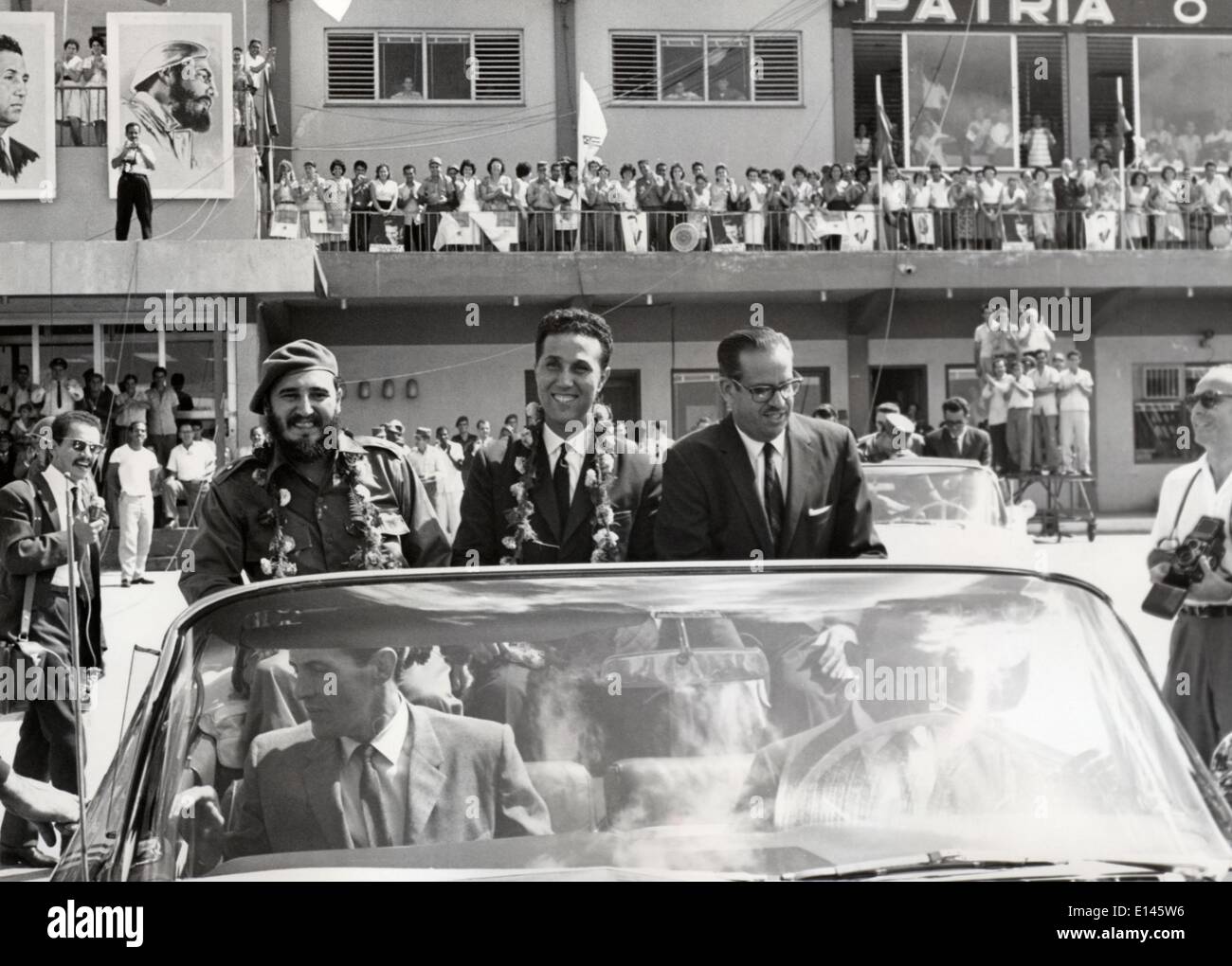 Fichier - Ahmed Ben Bella, (décembre 25, 1918 - Avril 11, 2012) qui a été un membre clé de la révolution algérienne et devint le premier président de l'Algérie en 1962, est décédé mercredi à l'âge de 96 ans, l'agence de presse APS locales signalées. PHOTO : 23 octobre, 1962 - La Havane, Cuba - leader révolutionnaire cubain qui a mené son pays à partir de janvier 1959 jusqu'à sa retraite en février 2008, Fidel Castro a transformé Cuba dans le premier État communiste du monde occidental. Sur la photo : le président algérien Ahmed Ben Bella (centre) lors d'une visite à Cuba, à côté de CASTRO (à gauche) et le président cubain OSVALDO DORTICOS. Banque D'Images