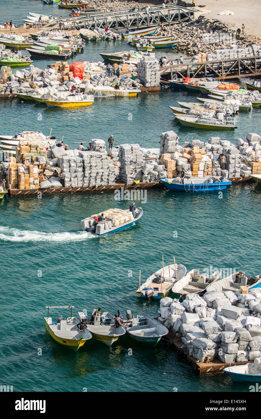 Oman, Khasab, Port, passeurs iraniens produits agricoles à Oman et les produits de luxe retour à l'Iran avec petits bateaux Banque D'Images