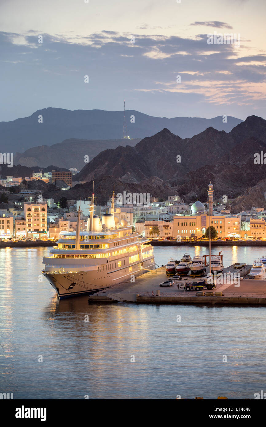Oman, Muscat, Location de port Sultan Qaboos à Mina que le Sultan Qaboos. Marina d'arrière-plan et le centre de la vieille ville de Mutrah Banque D'Images