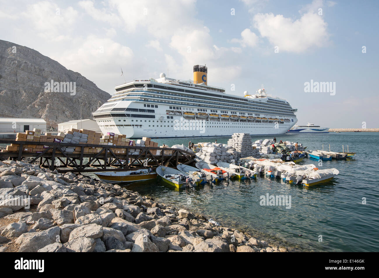 Oman, Khasab, Port, passeurs iraniens apportant les produits agricoles à Oman avec de petites embarcations. Bateau de croisière Costa Fortuna Banque D'Images