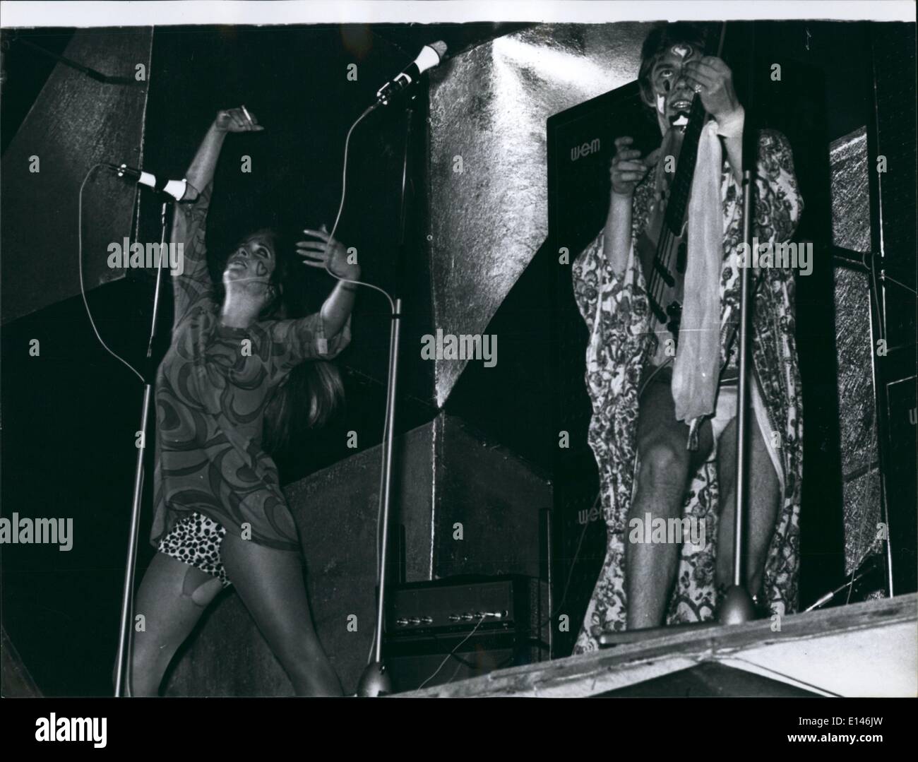 Avril 16, 2012 amcheese - Suzy et son partenaire en bikini tenir la scène du Festival de Jazz. Banque D'Images