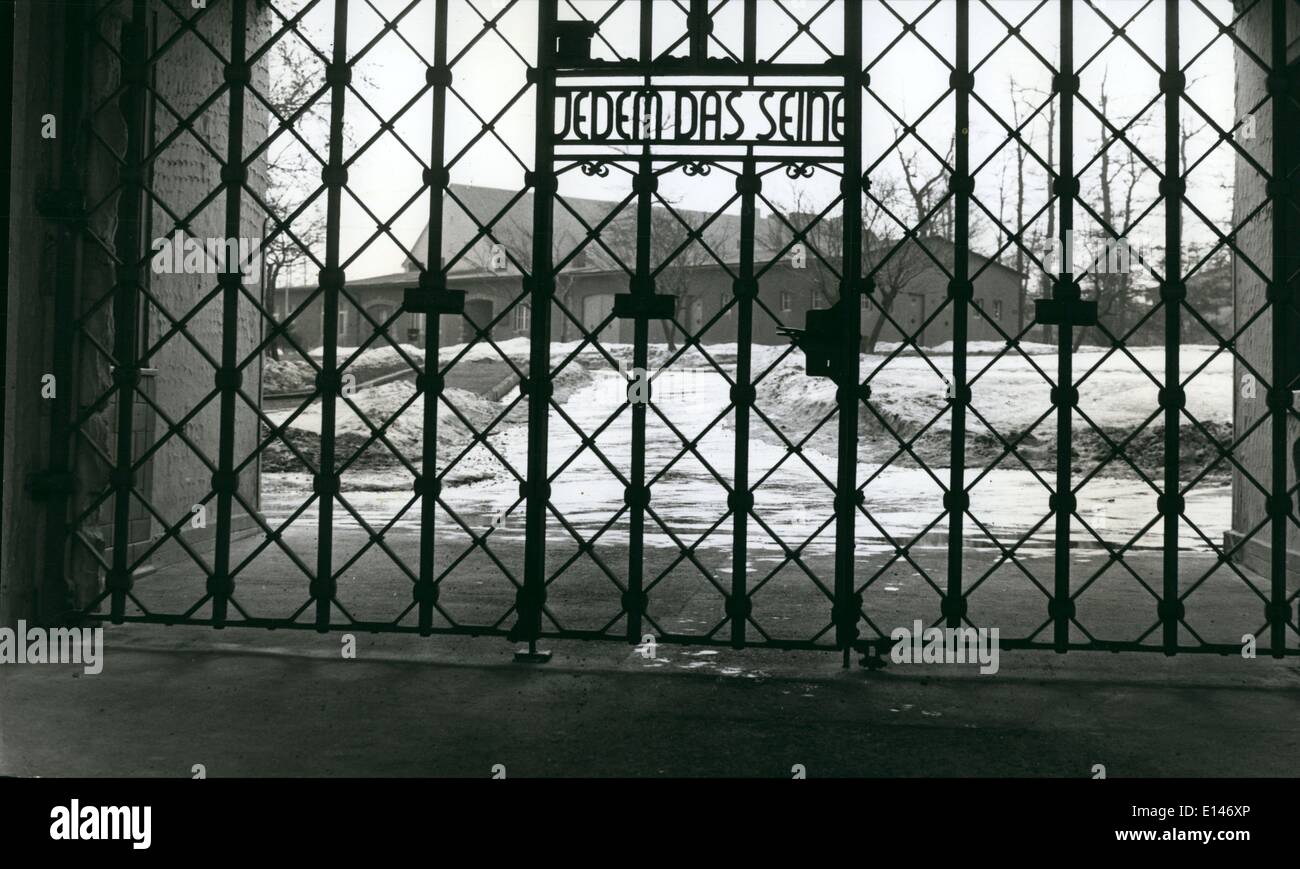 16 avril 2012 - Forgotten crimes d'Buchenwair : Dix-sept ans après la Fédération de libéré l'Allemagne de l'Est, Buchewald représente toujours un sombre rappel de l'horreur du régime nazi. Le tristement célèbre camp de concentration pour prisonniers politiques, près de Leipzig, a été mis en place par le Cummunists comme un musée. Aujourd'hui, les visiteurs peuvent encore a les chambres de torture, les cellules, le crématorium, le théâtre de l'opération expérimentale, inchangé, sauf que l'odeur de la misère humaine est échangé pour un air de propreté des sanitaires. Mais telle est la courte mémoire du monde que peu de gens viennent à Buchenwald Banque D'Images