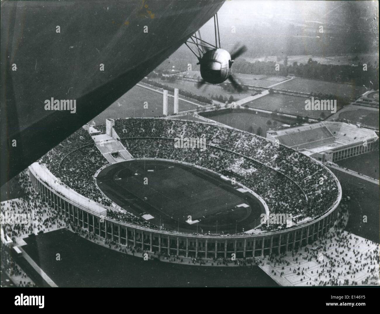 16 avril 2012 - Berlin - Jeux Olympiques 1936 : vue aérienne prise de l'Allemand zeppelin Hindenburg du Stade Olympique de Berlin pendant les Jeux Olympiques. L'Hiddenburg a explosé au New Jersey un an plus tard Banque D'Images